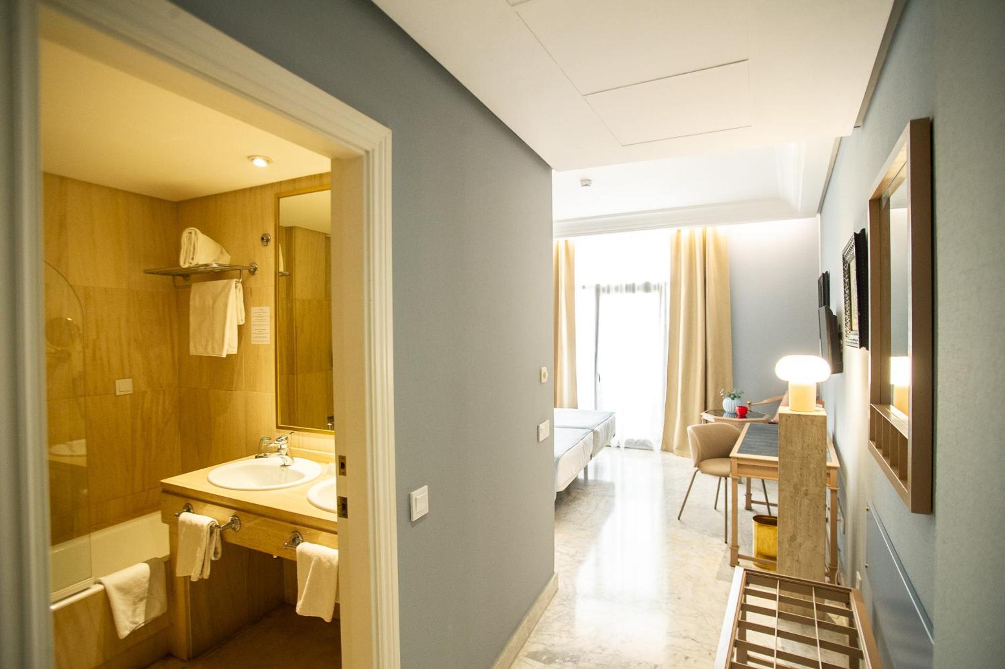 Standard Double Room - Photo 2