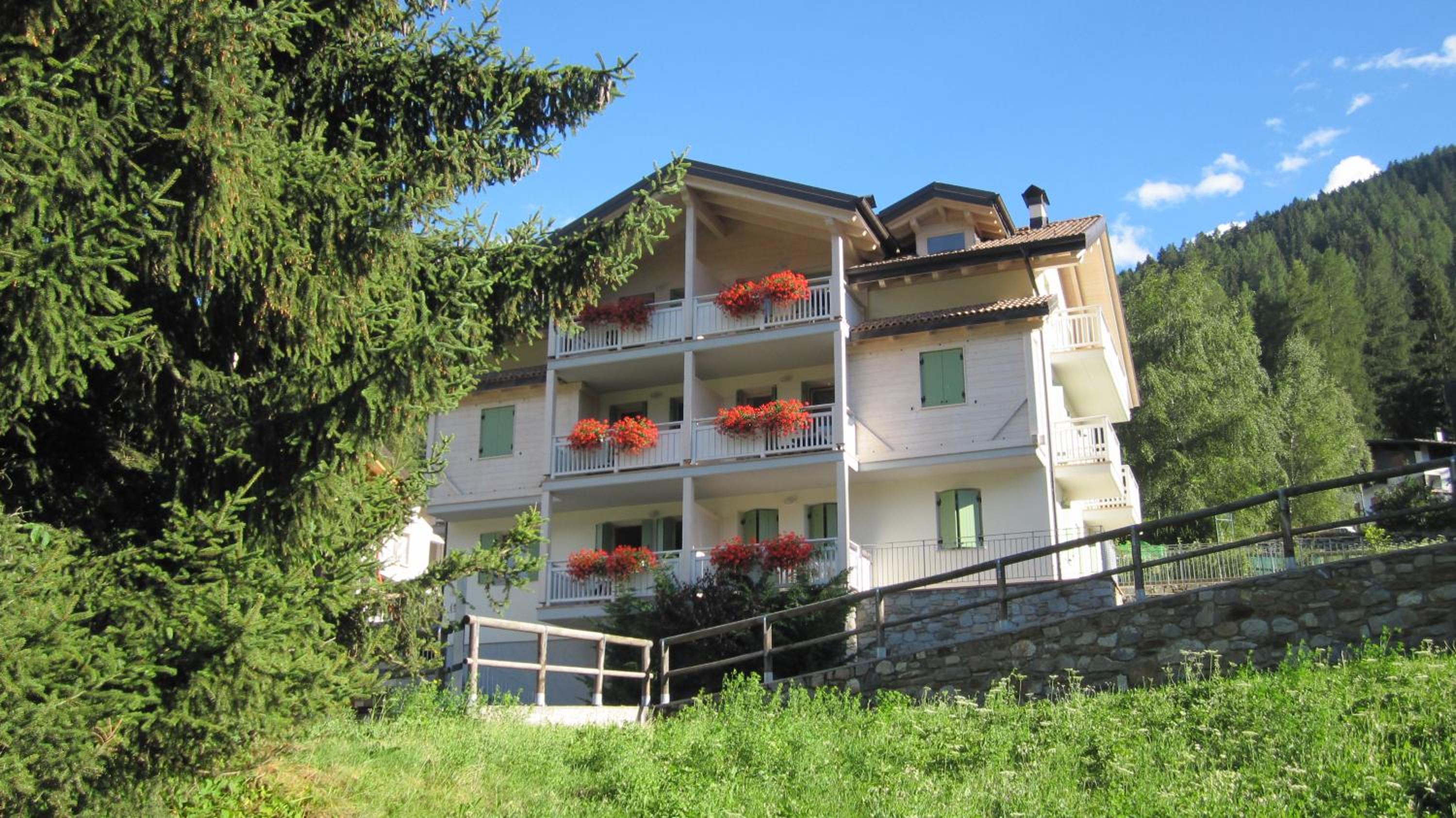 Two-Bedroom Deluxe Apartment with Garden View photo 2