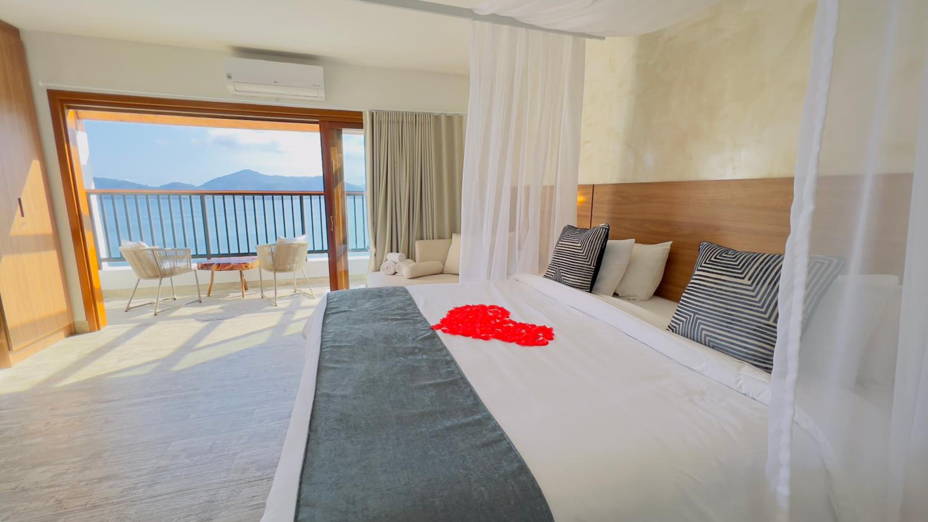 Superior King Room Sea View