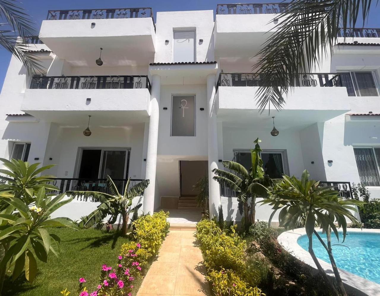 One-Bedroom Apartment with Pool View photo 2
