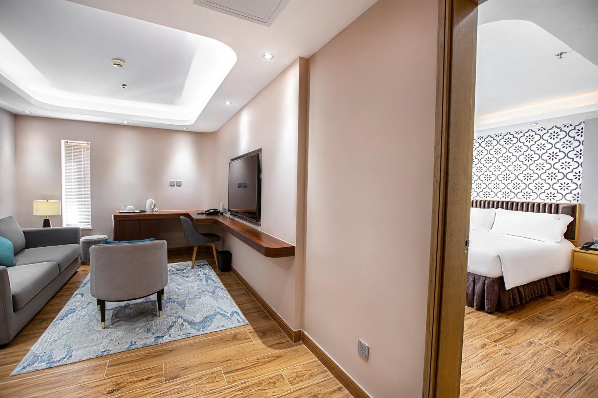 One-Bedroom King Suite - Lounge Access photo 2