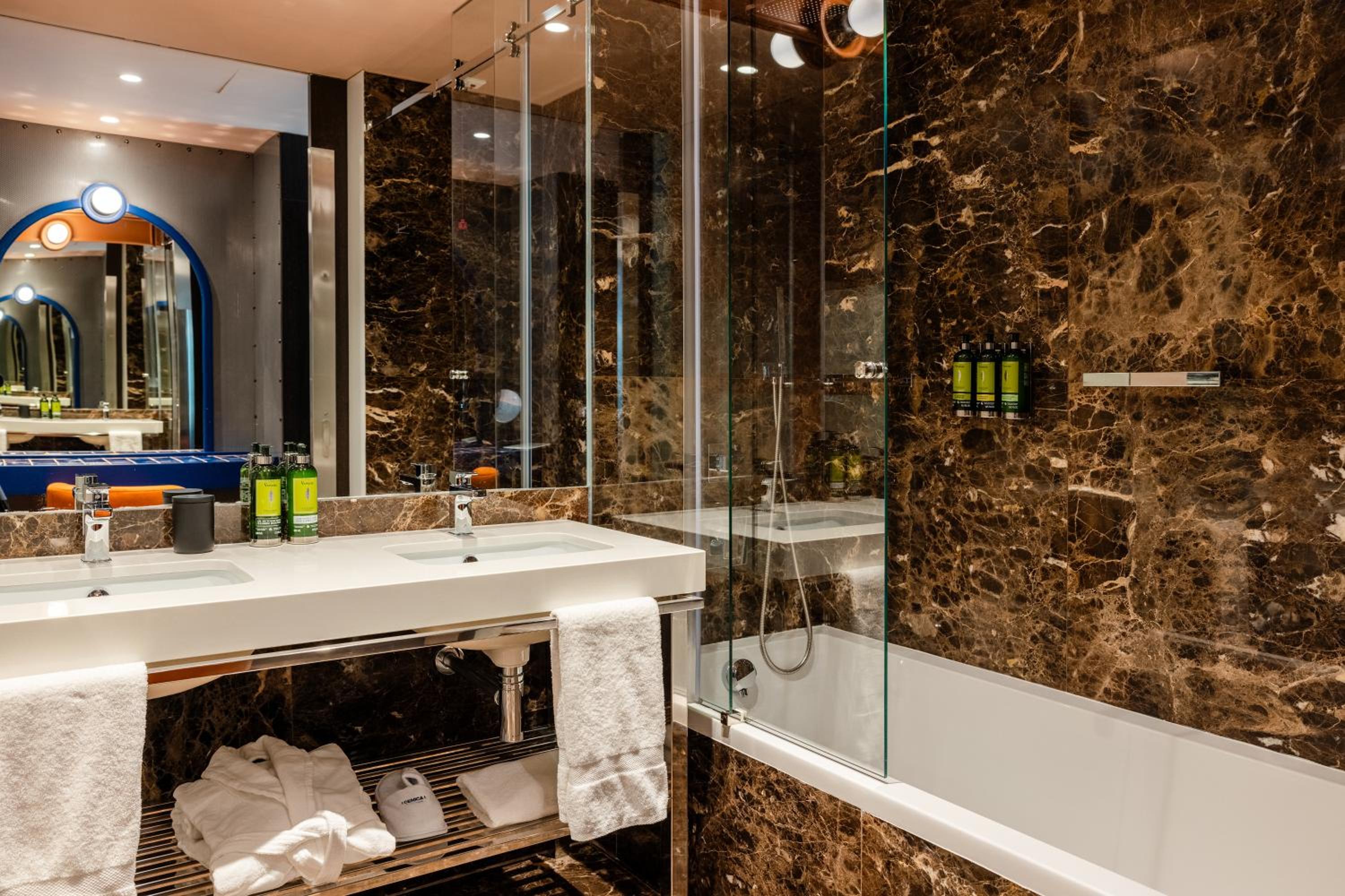 Deluxe King Room - Photo 5
