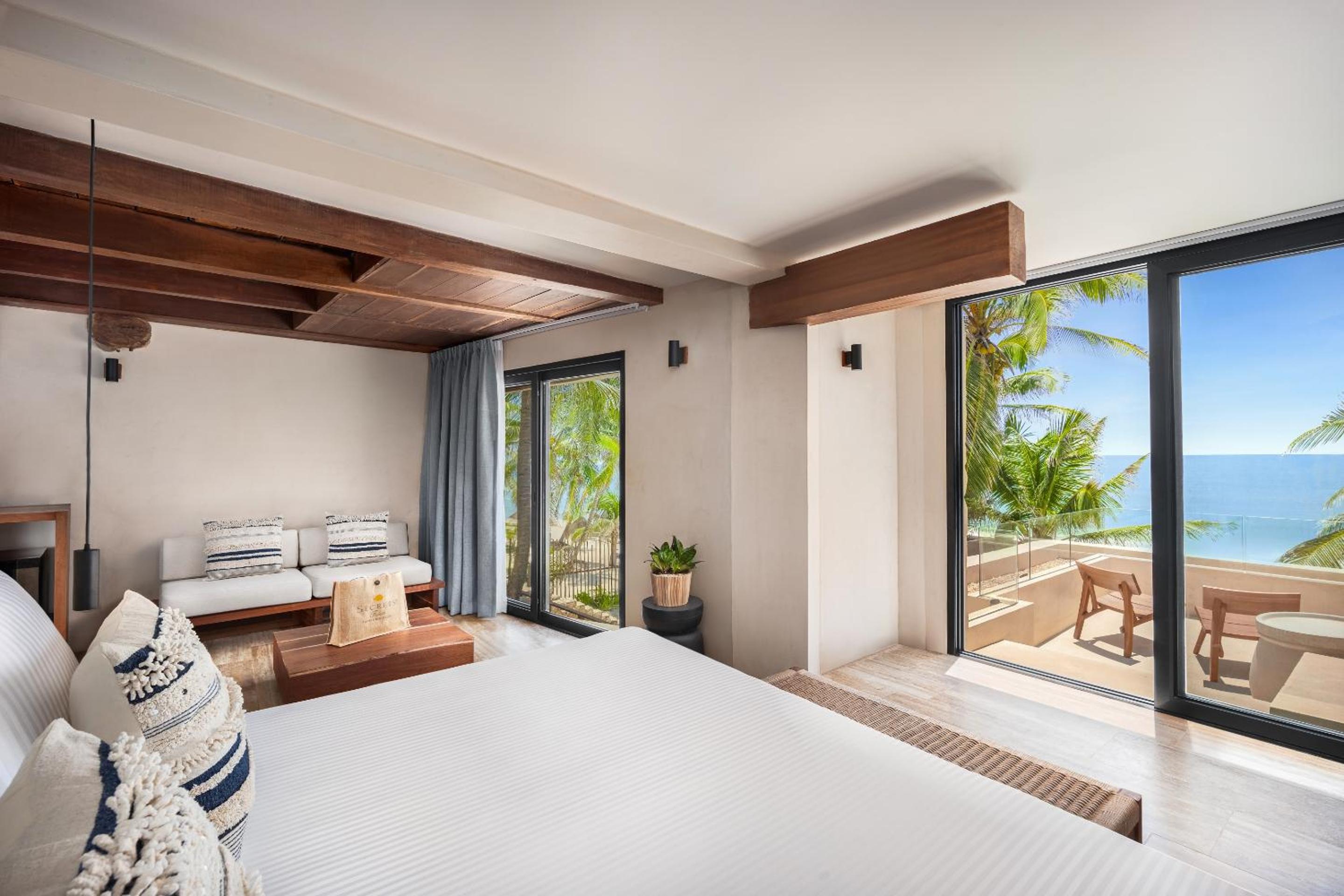 Casa Zamna Ocean Front King bed