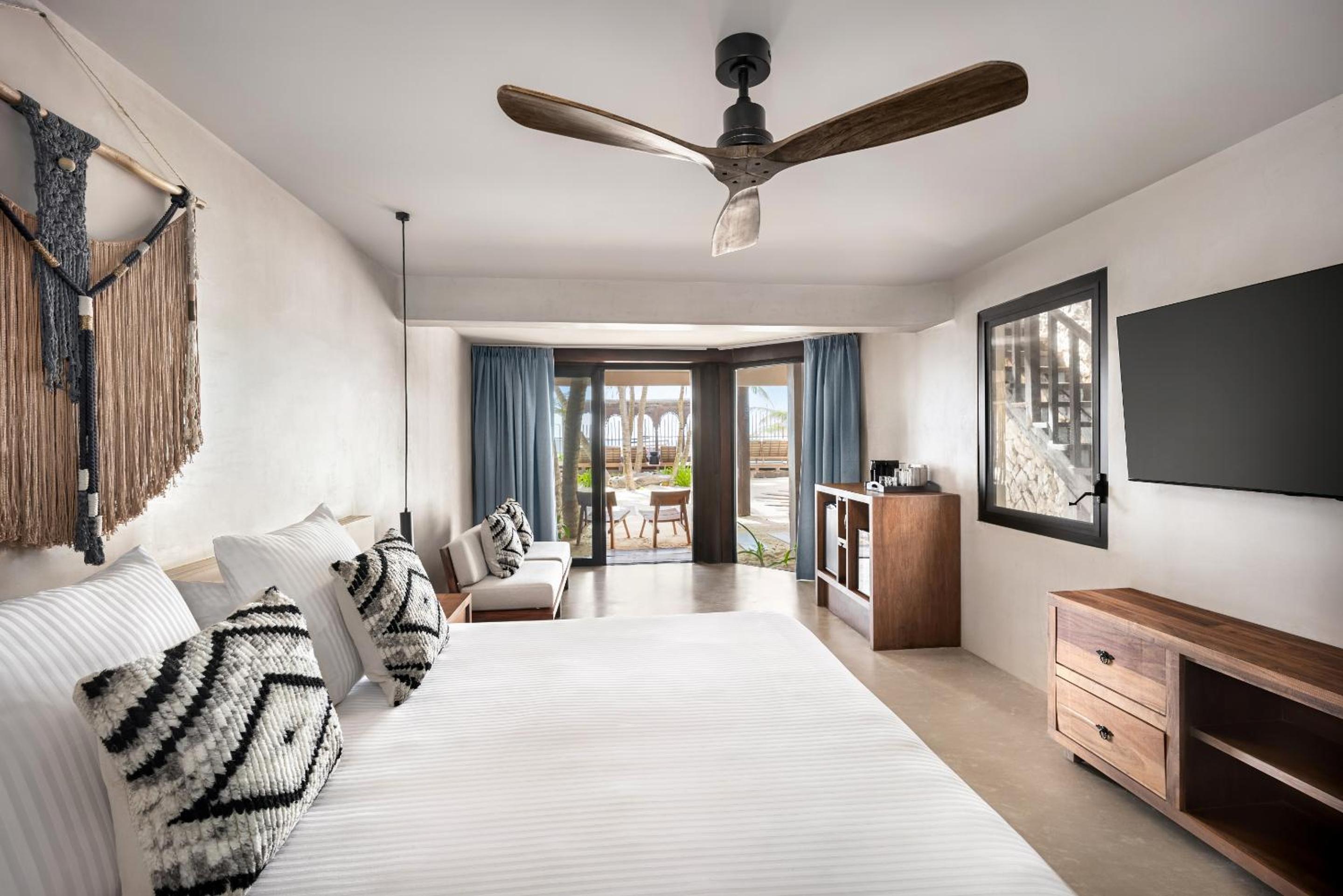 Casa Zamna Ocean Front King bed thumbnail 5