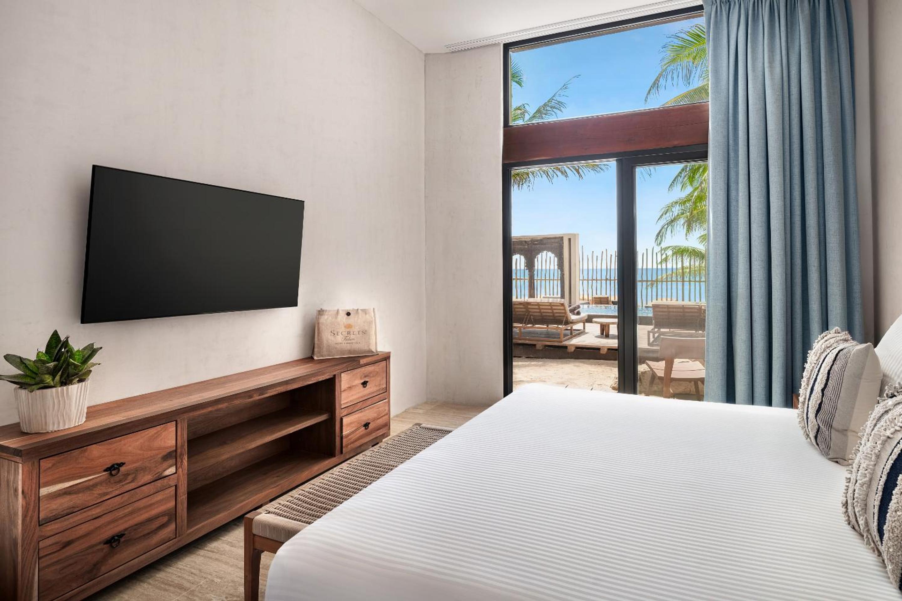 Casa Zamna Ocean Front King bed