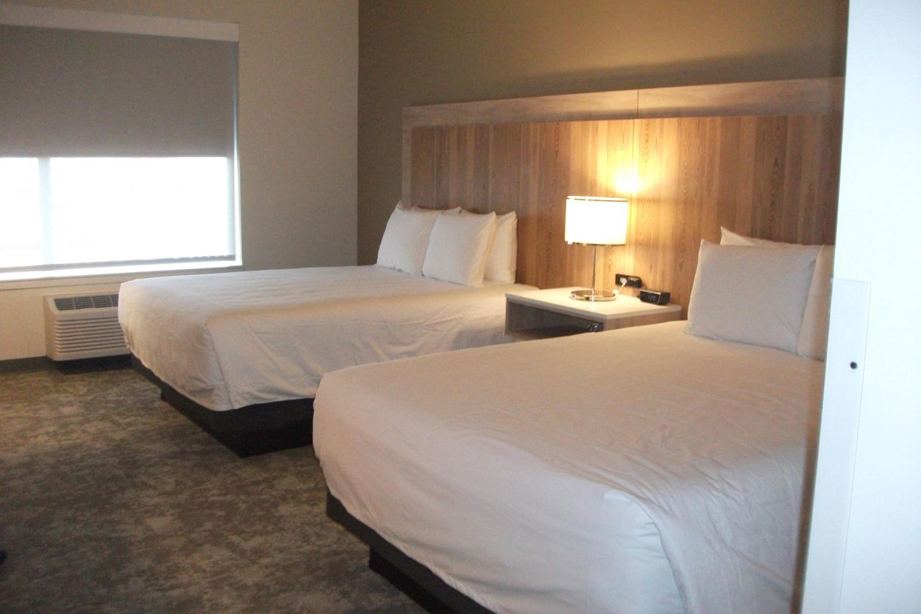 Queen Room with Two Queen Beds and Roll-In Shower - Disability Access/Non-Smoking - Photo 3
