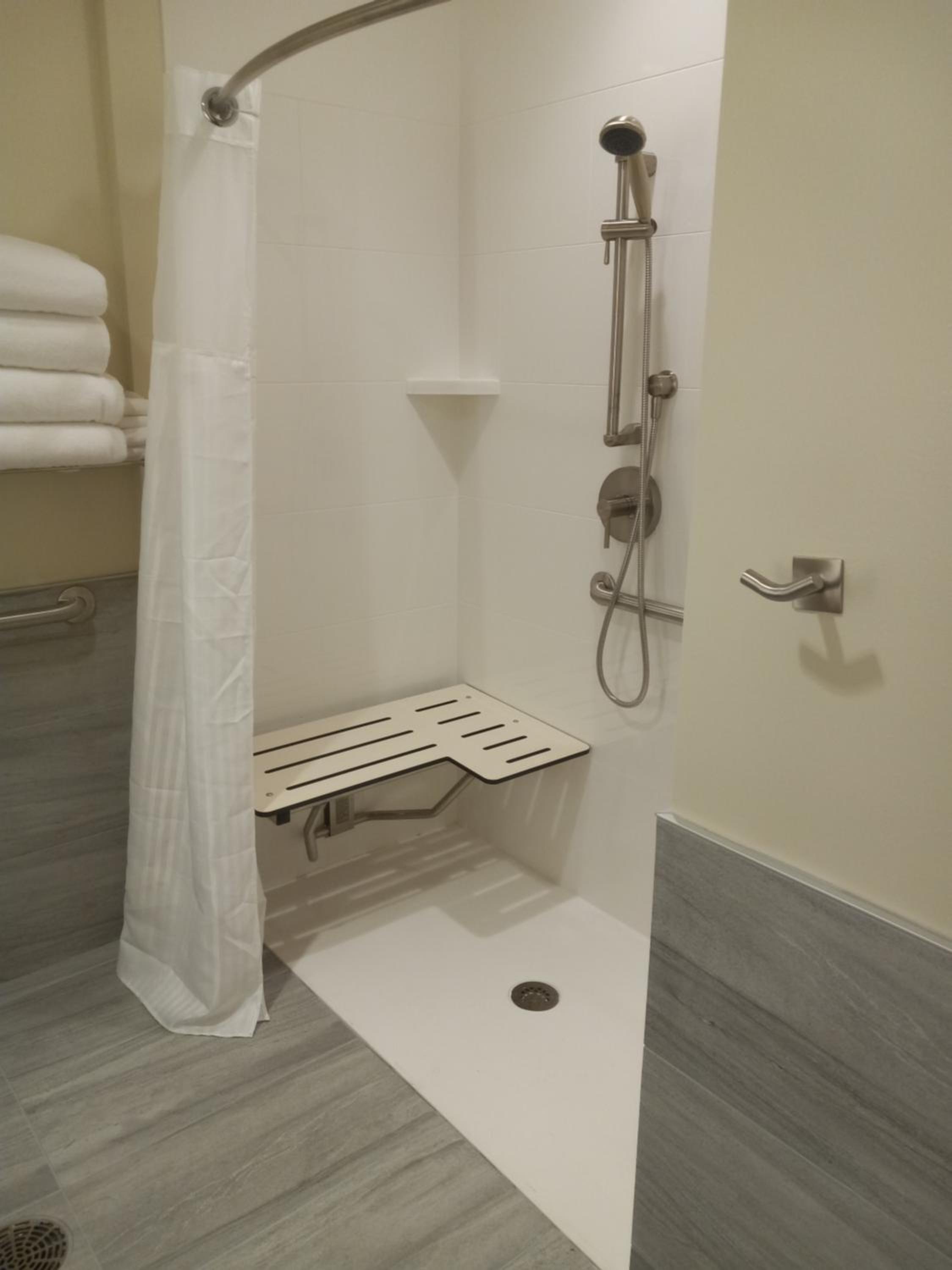 Queen Room with Two Queen Beds and Roll-In Shower - Disability Access/Non-Smoking - Photo 5