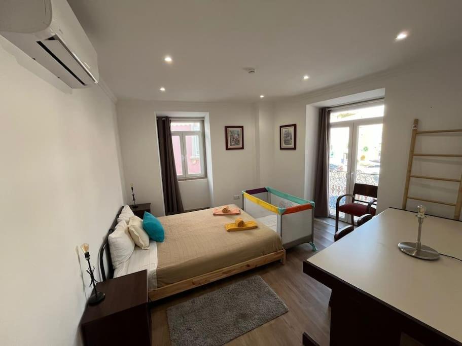 Six-Bedroom House photo 3
