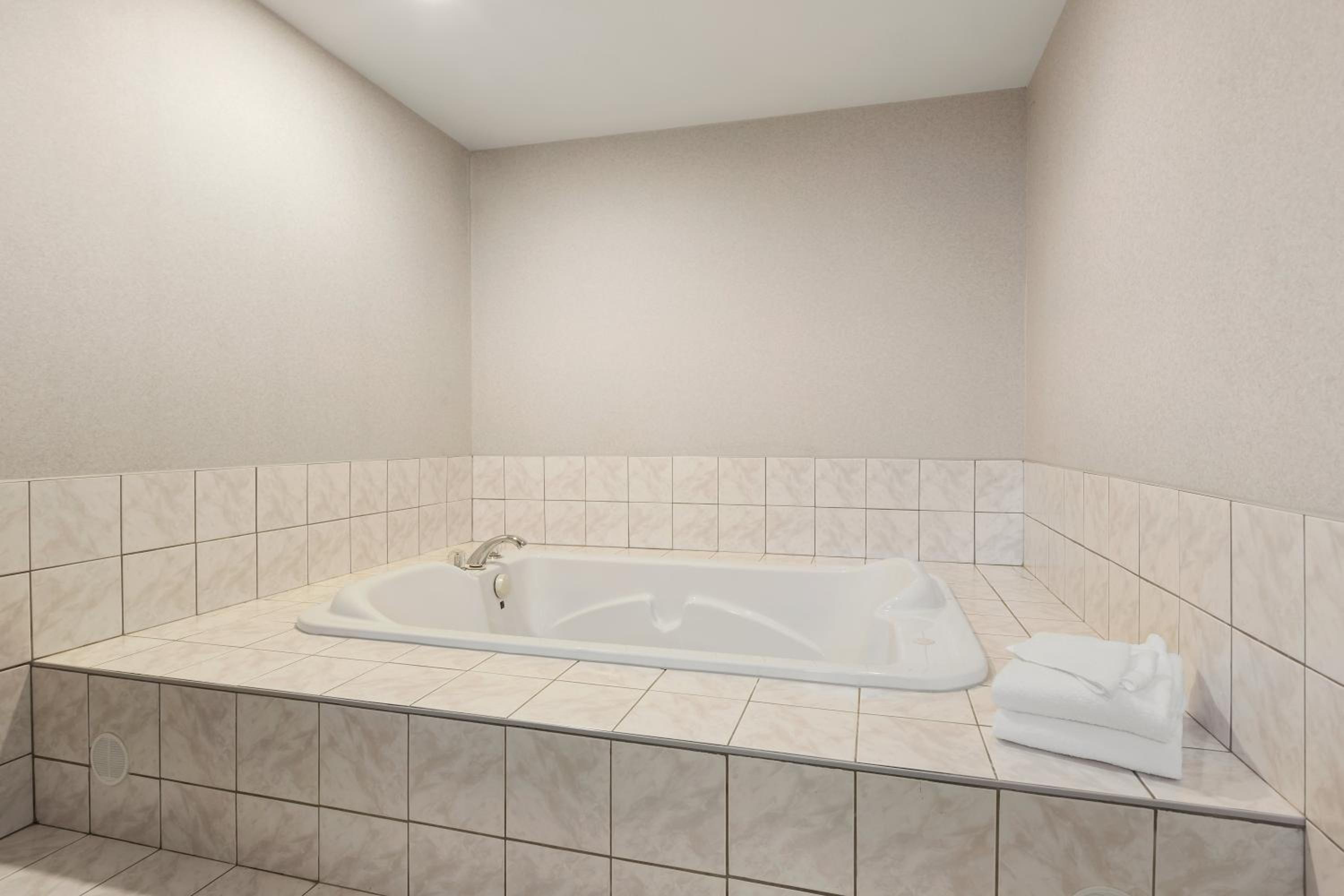 Larger King Room with Spa Bath - Non-Smoking - Photo 3