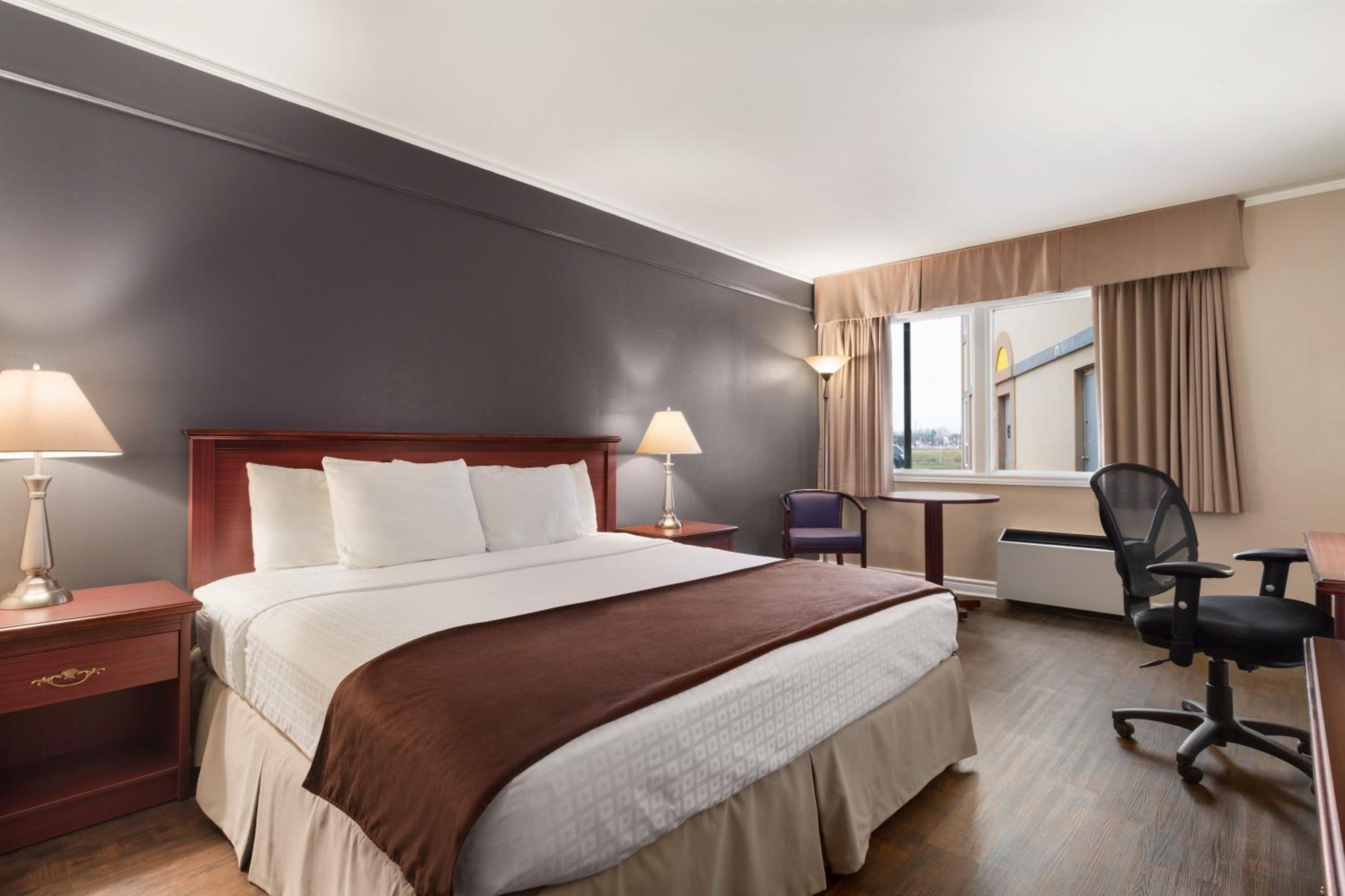 Queen Room - Accessible/Non-Smoking - Photo 4
