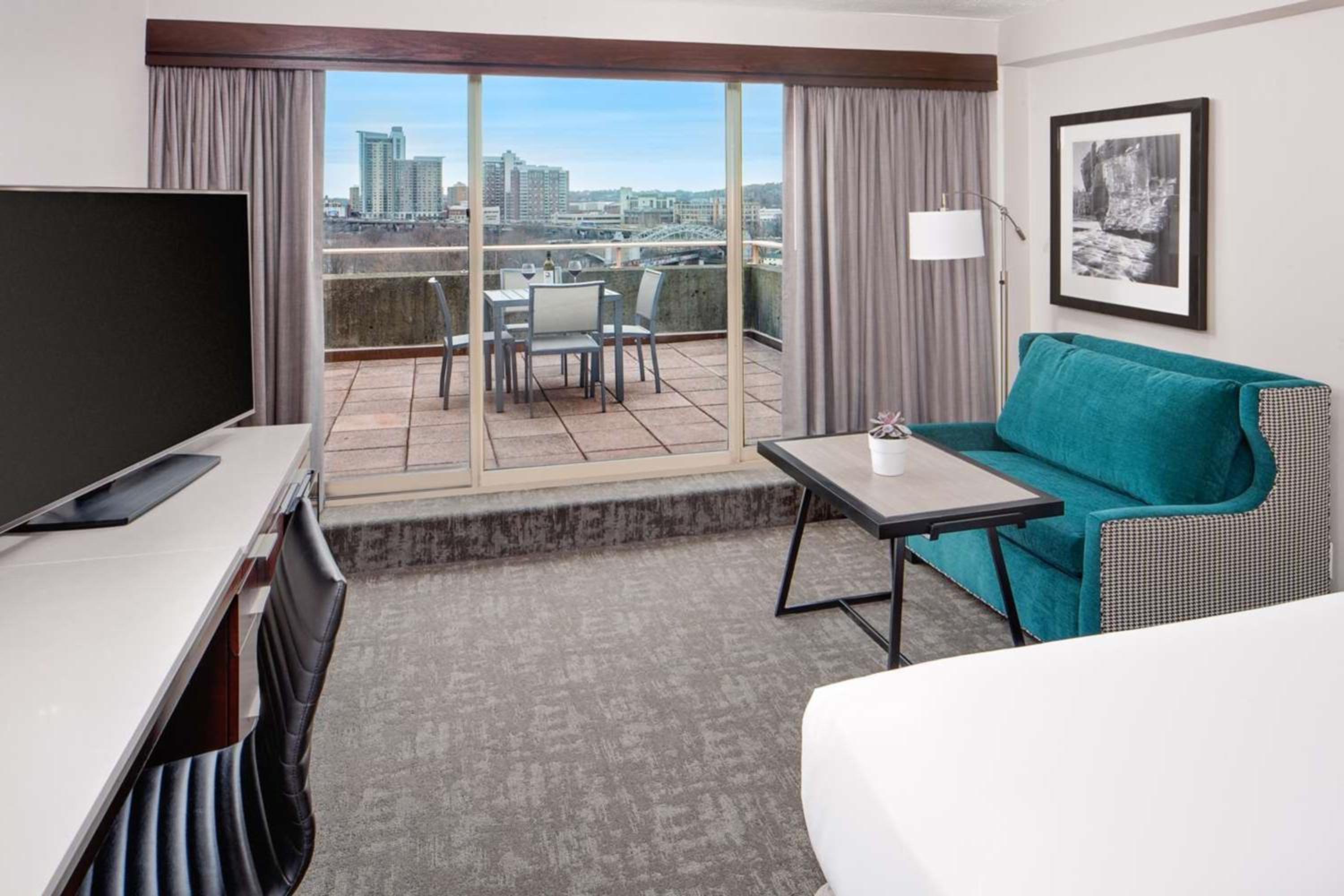 Queen Room with Balcony - Photo 3