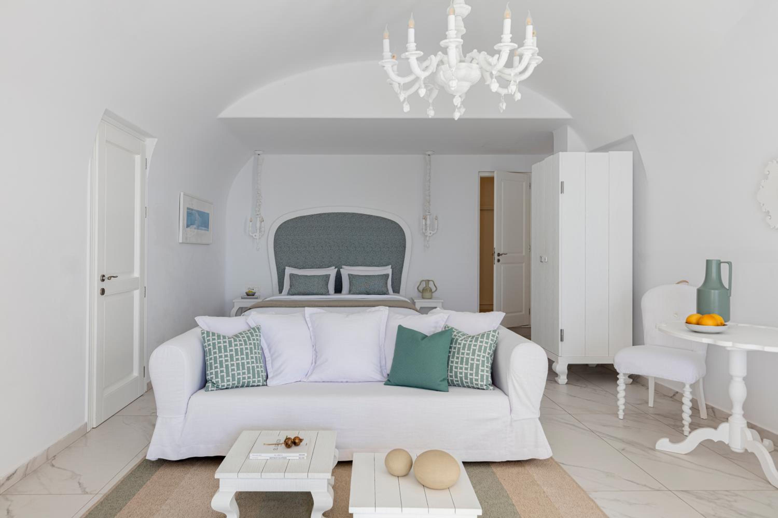Pool Suite - Photo 17