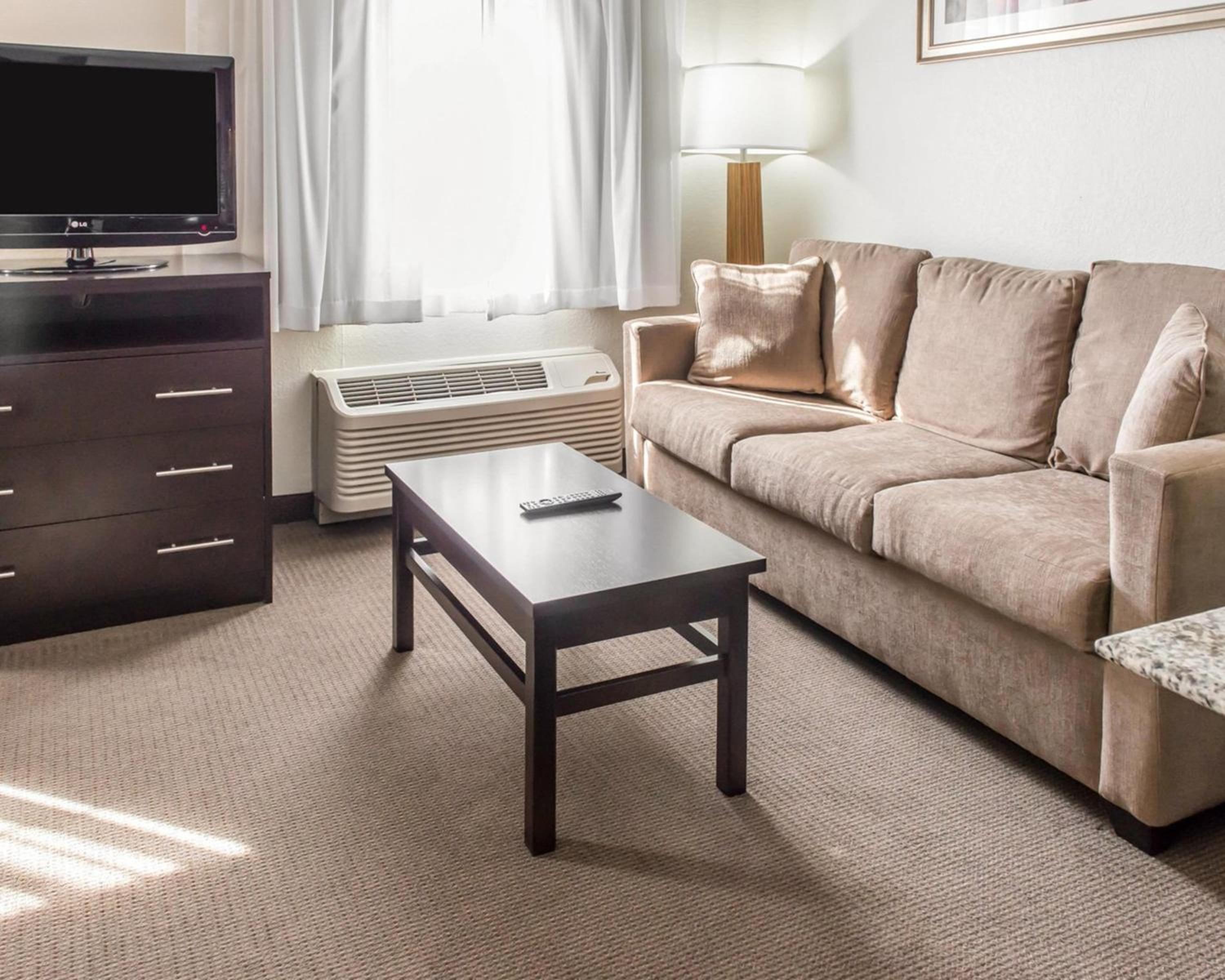King Suite with Sofa Bed - Non-Smoking photo 2