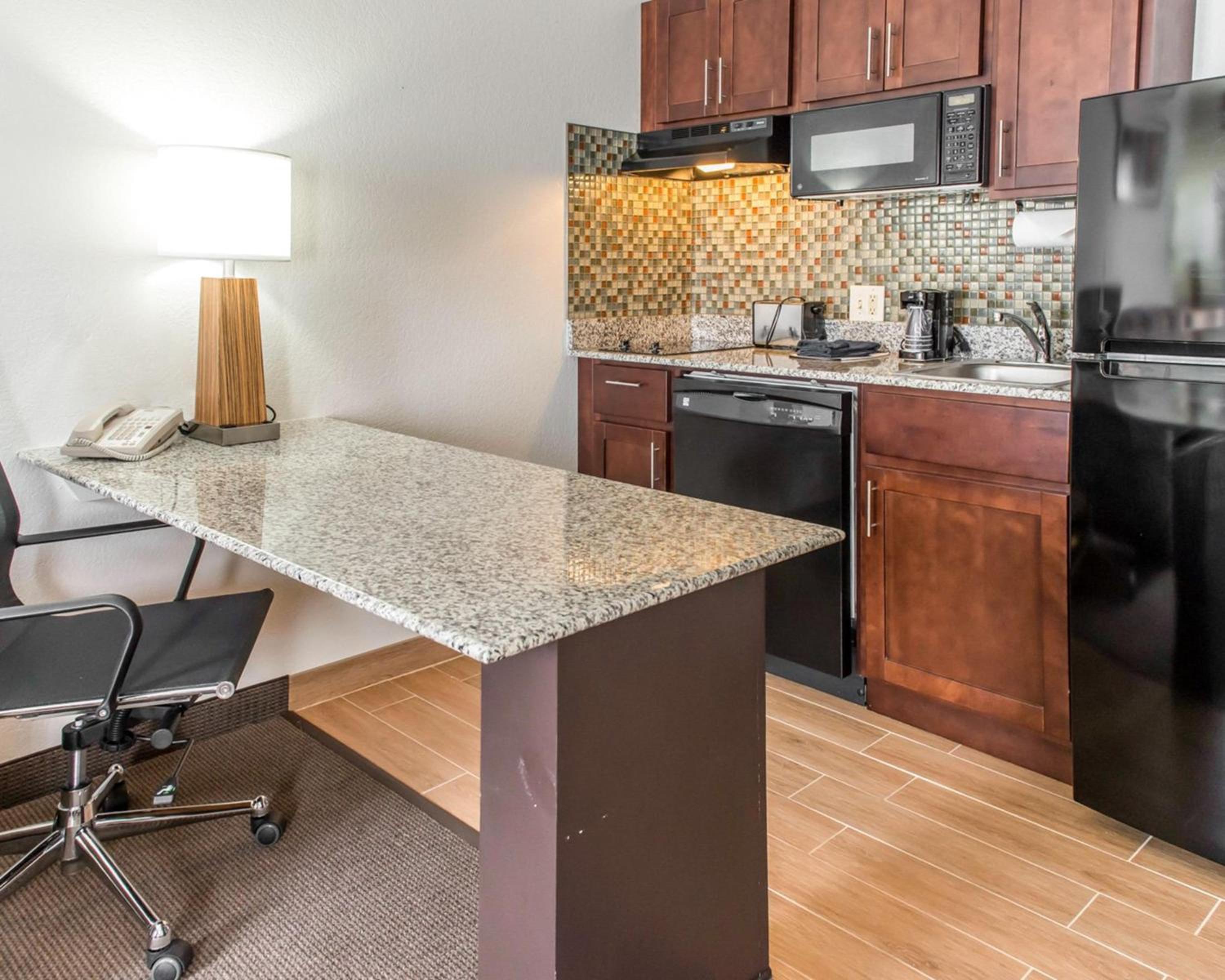 Queen Suite - Accessible/Non-Smoking photo 3