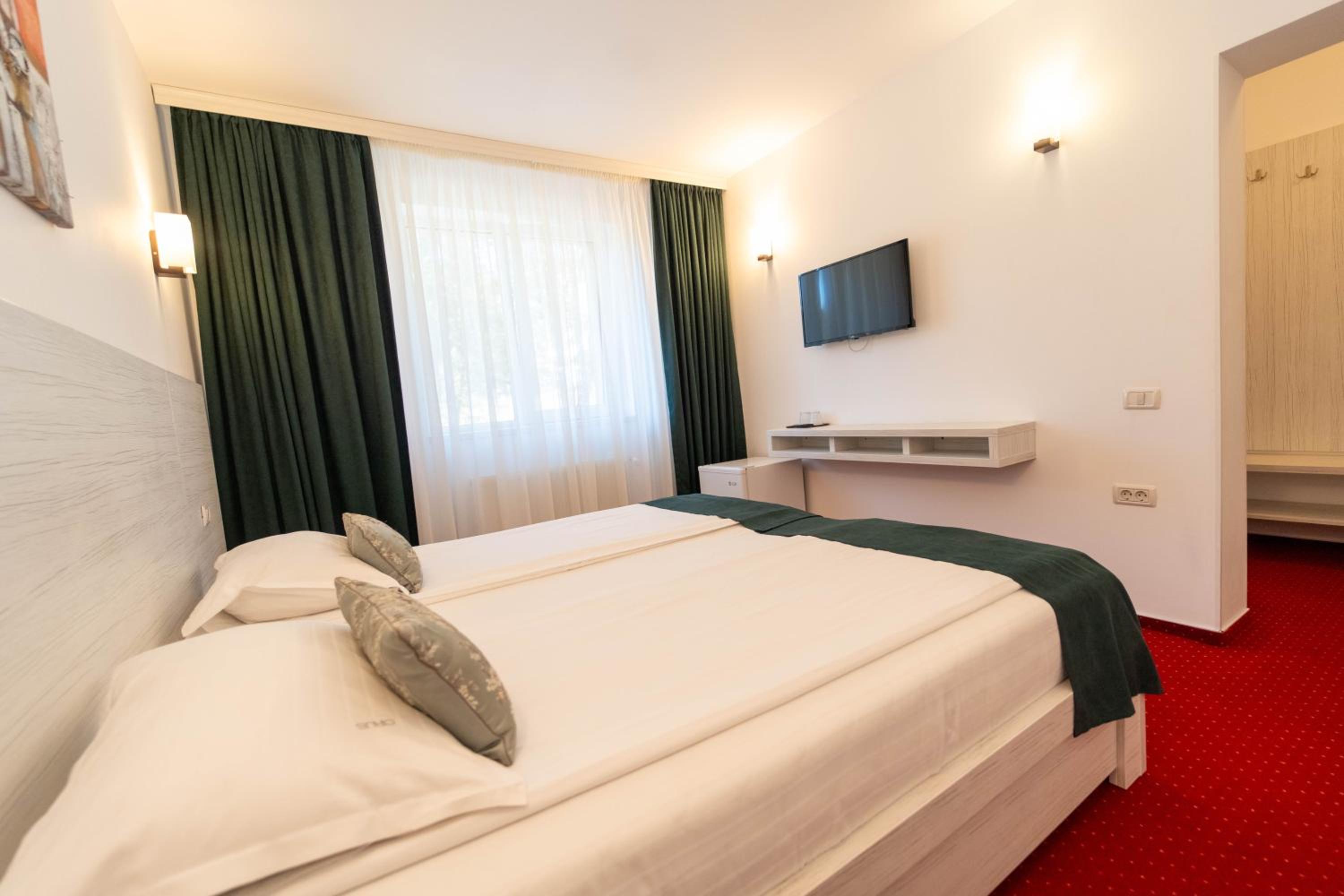 Standard Double or Twin Room - Photo 2