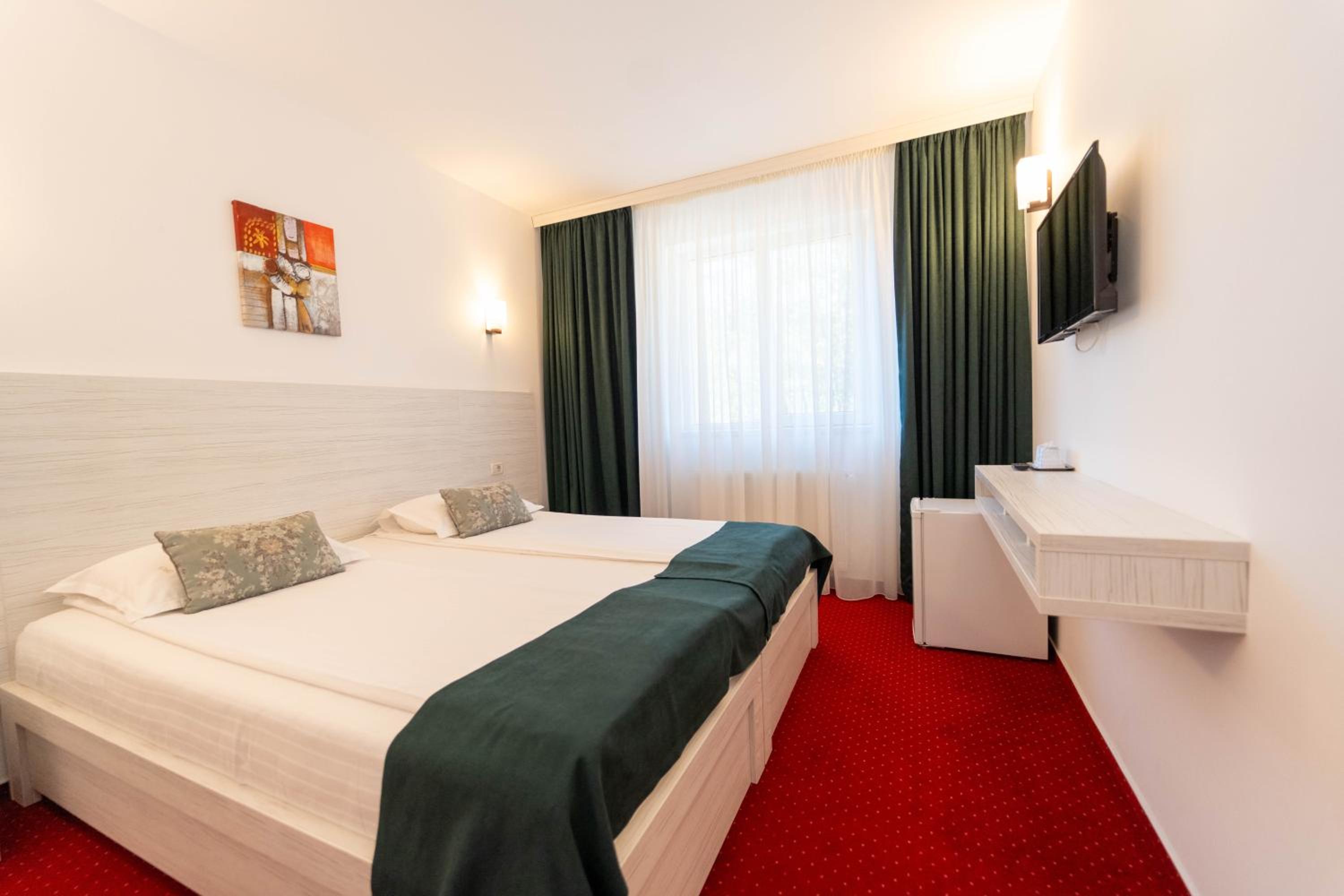 Standard Double or Twin Room - Photo 6