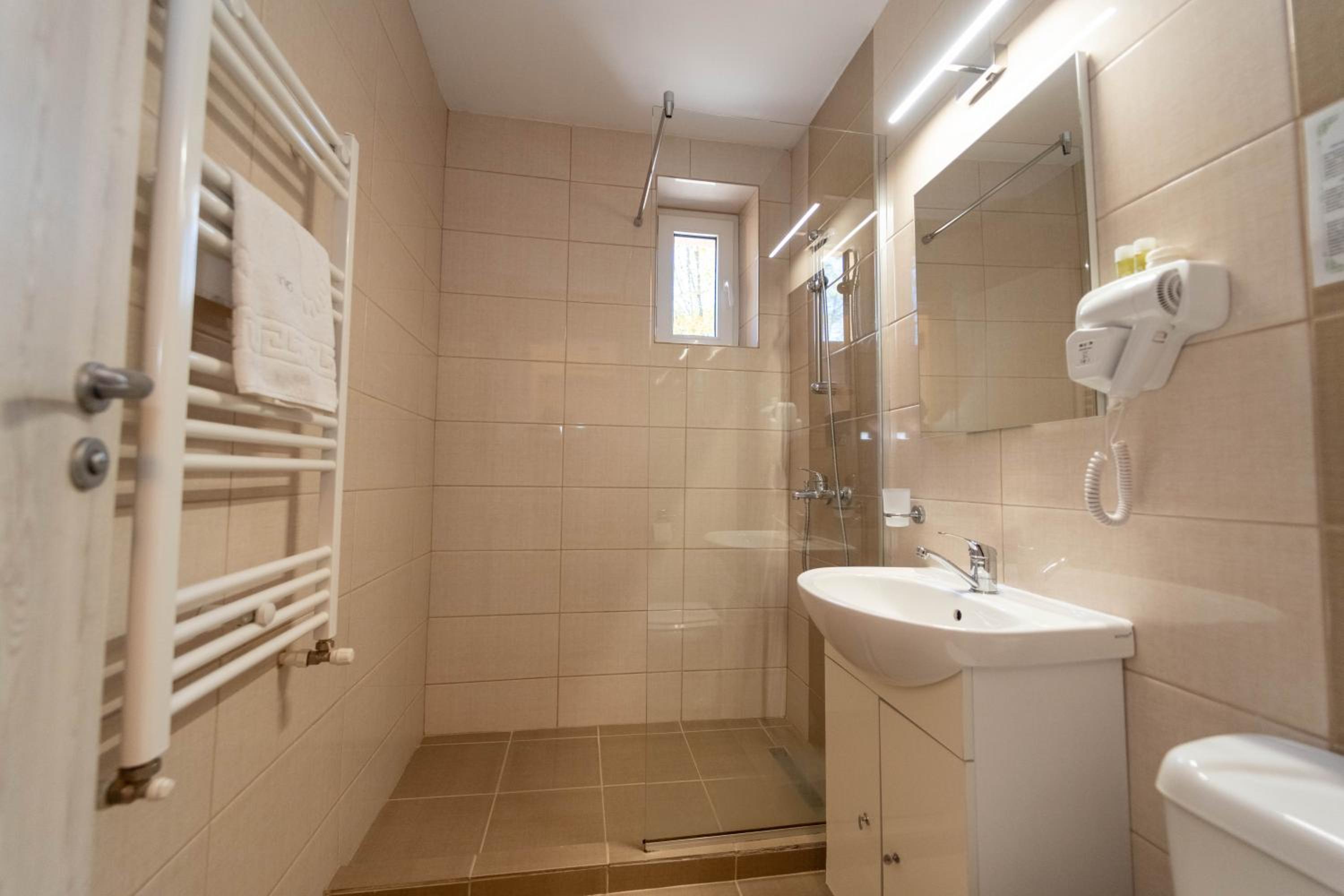 Standard Double or Twin Room - Photo 7