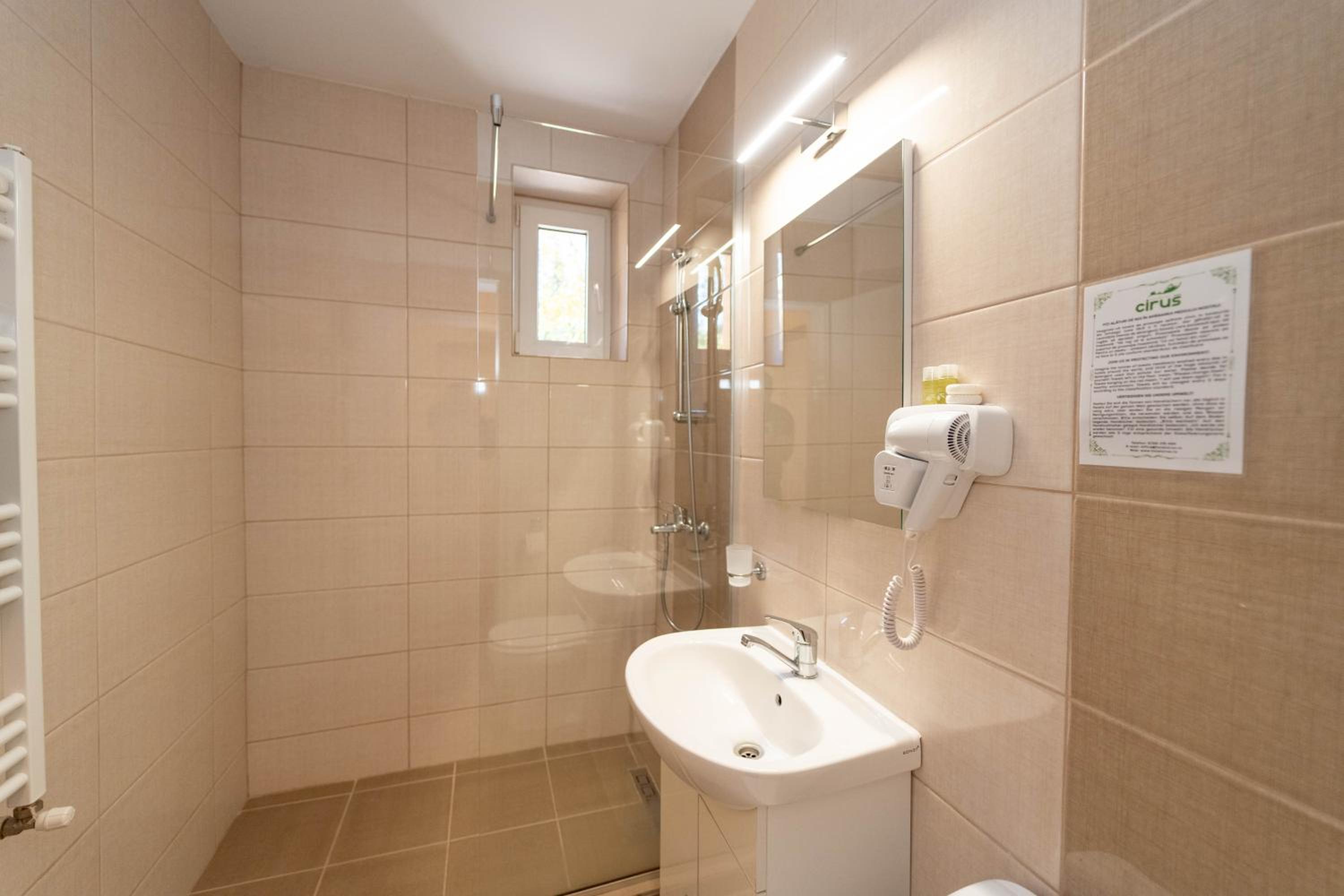 Standard Double or Twin Room - Photo 5