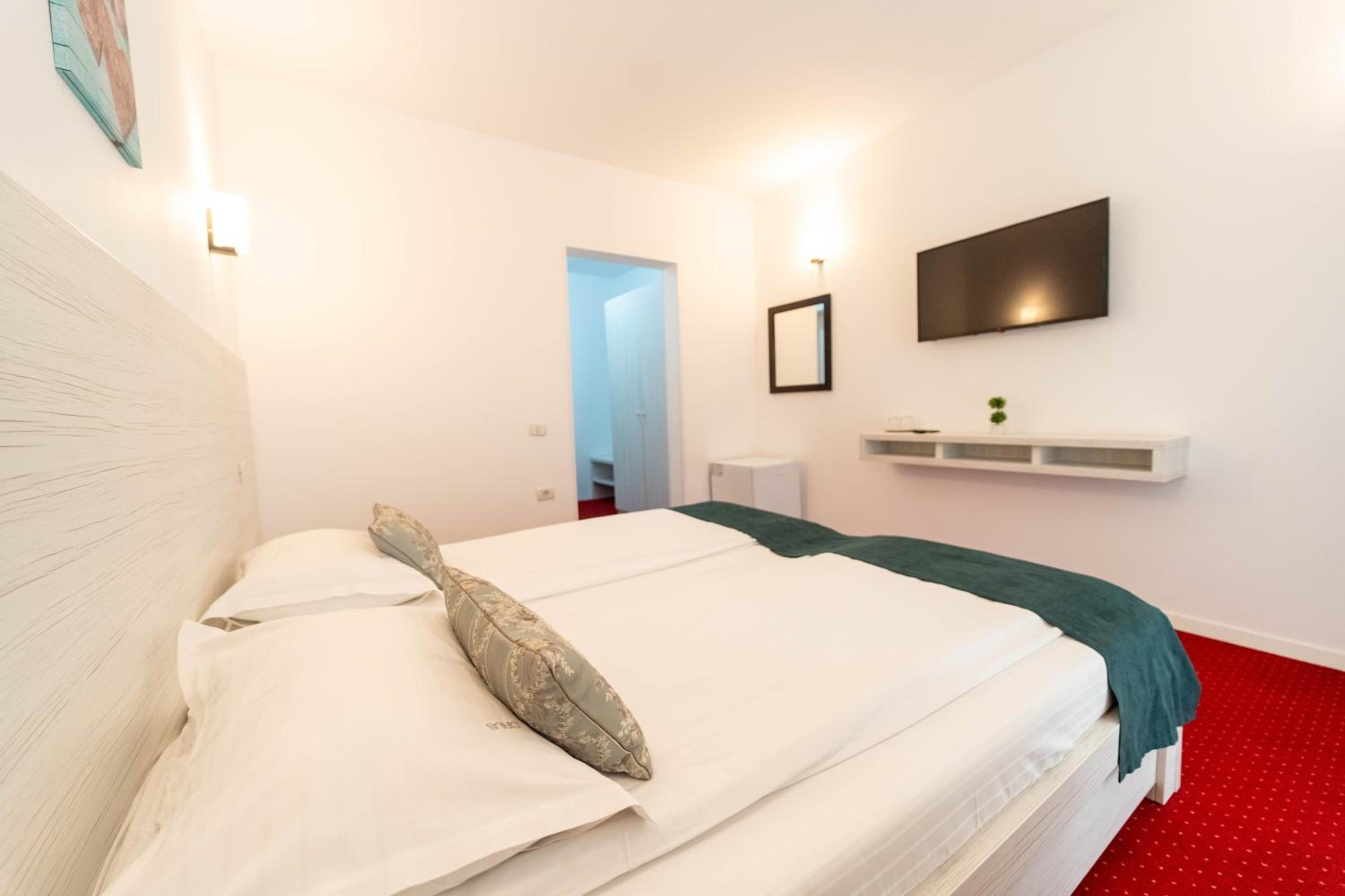 Double Room with Balcony - Photo 6