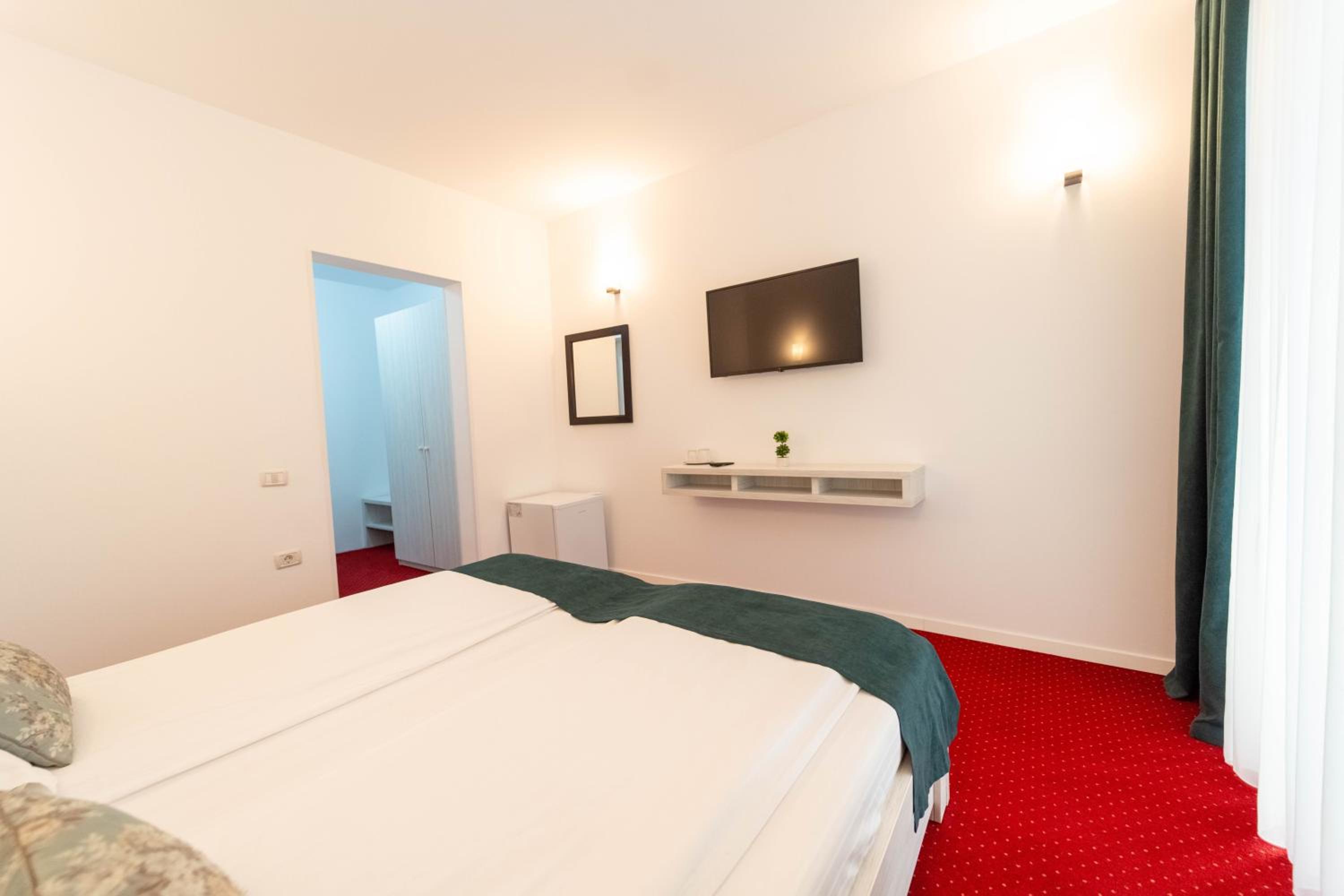 Double Room with Balcony - Photo 9