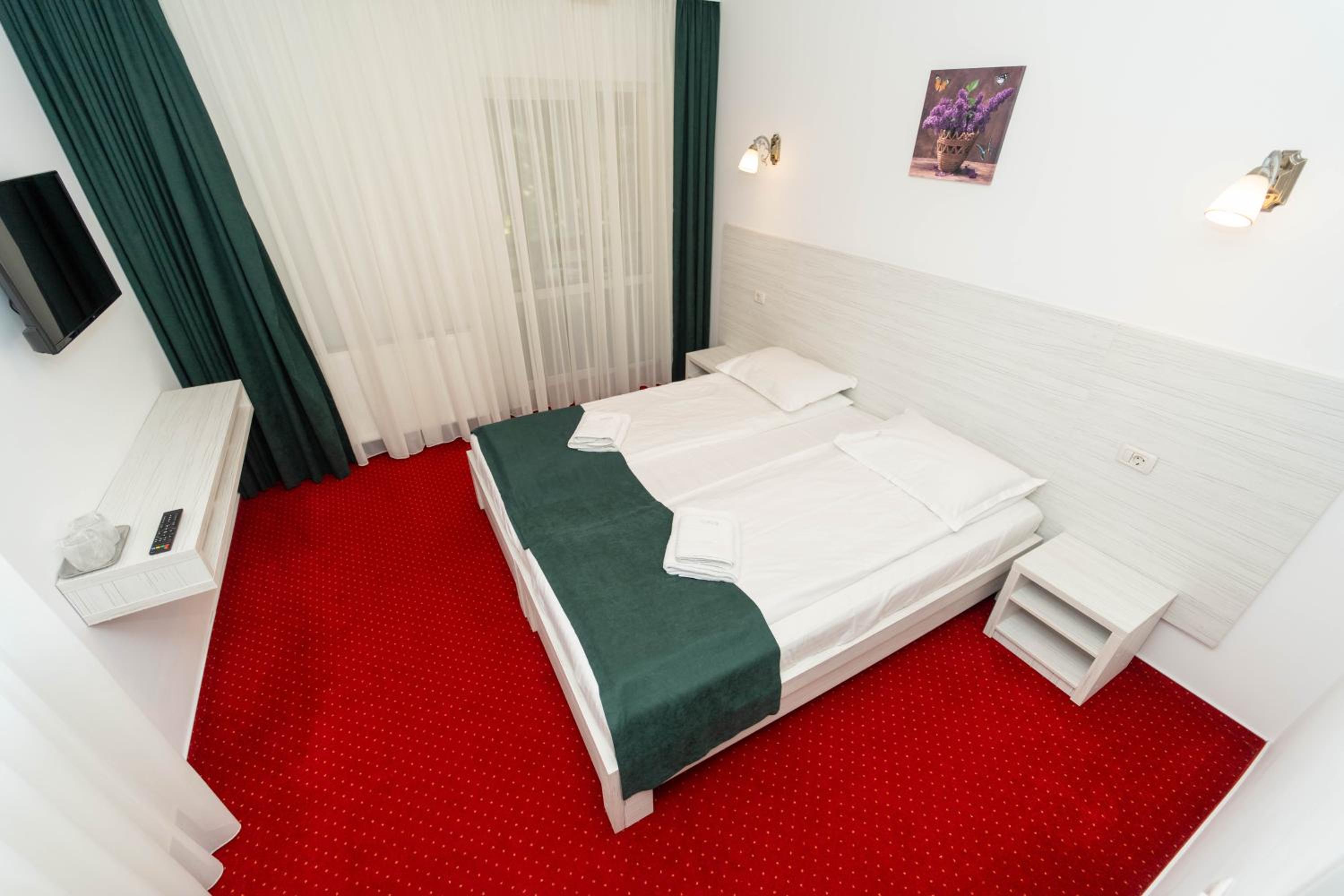 Double Room with Balcony - Photo 8