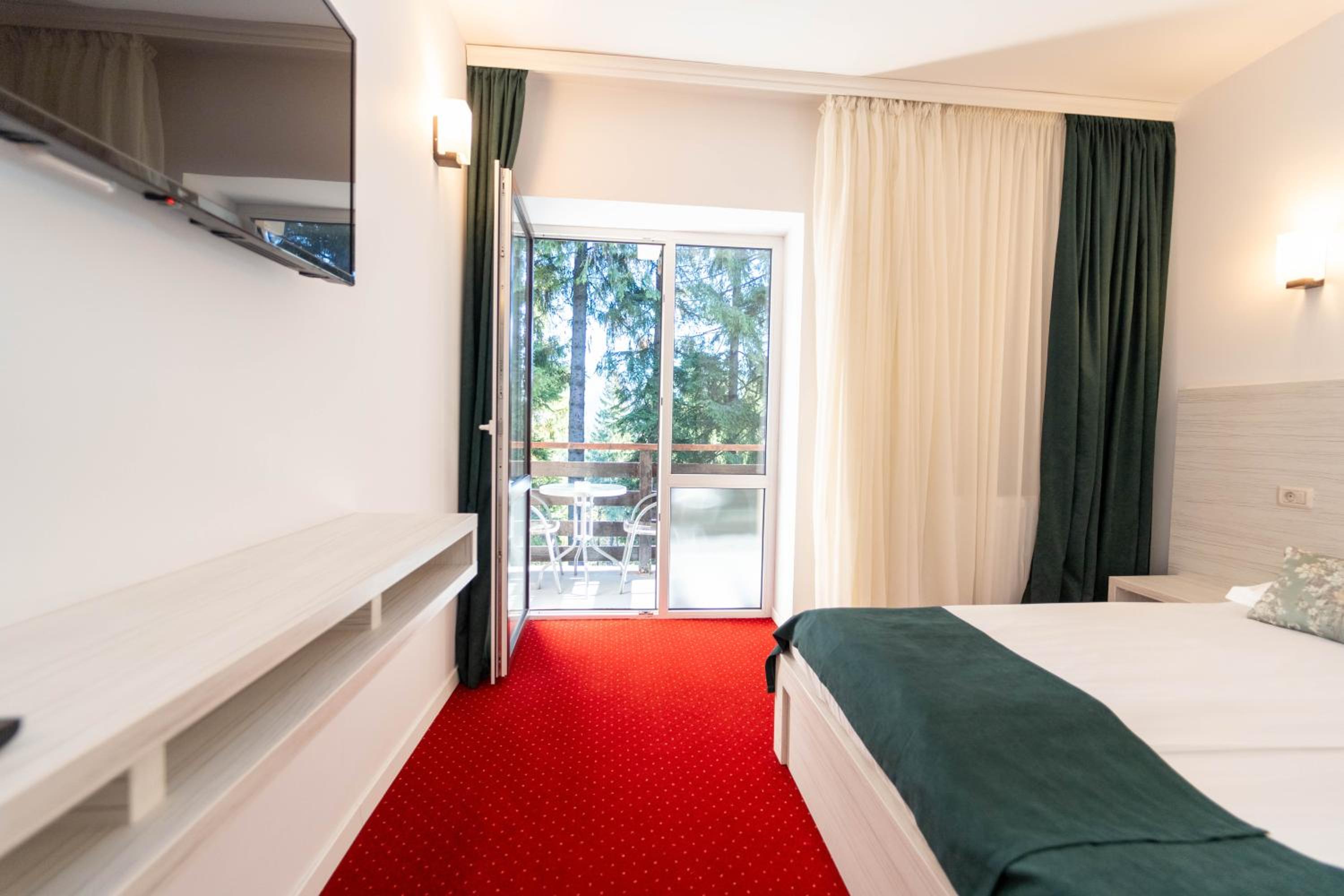 Double Room with Balcony - Photo 4