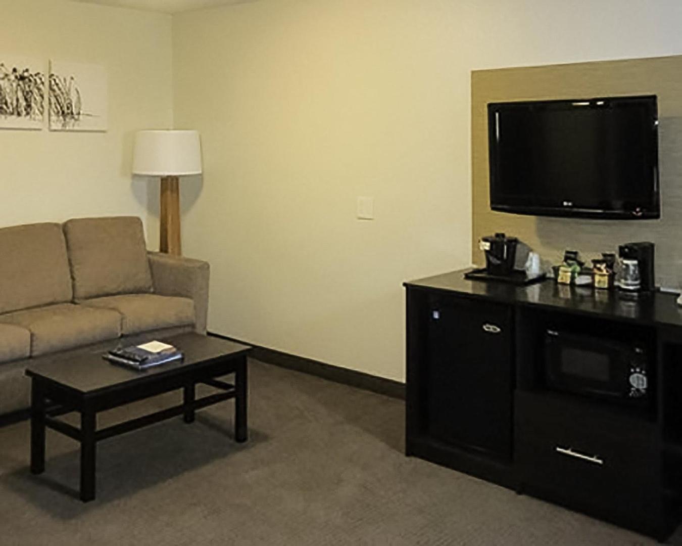 Queen Suite with Two Queen Beds and Sofa Bed photo 3