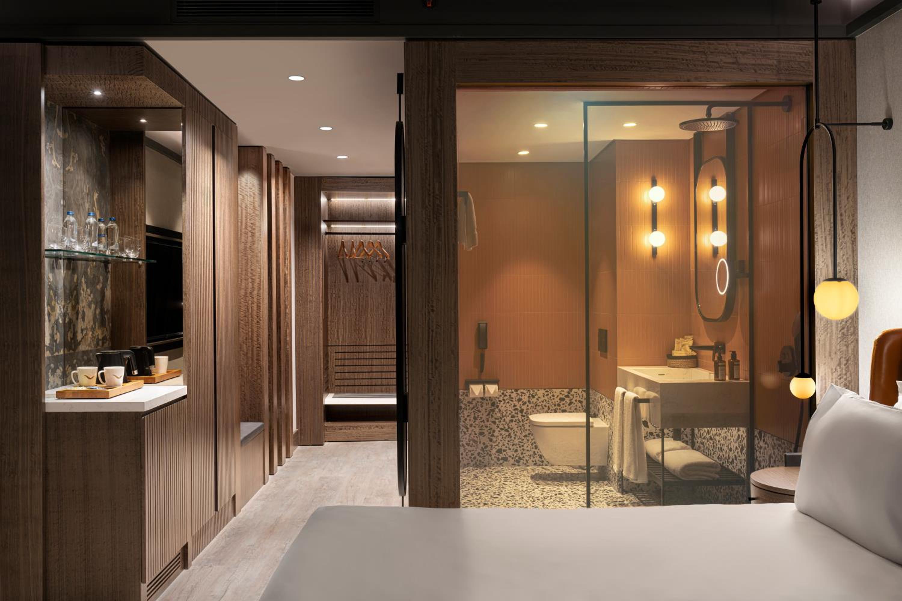 Corner Deluxe Room with Partial Sea View