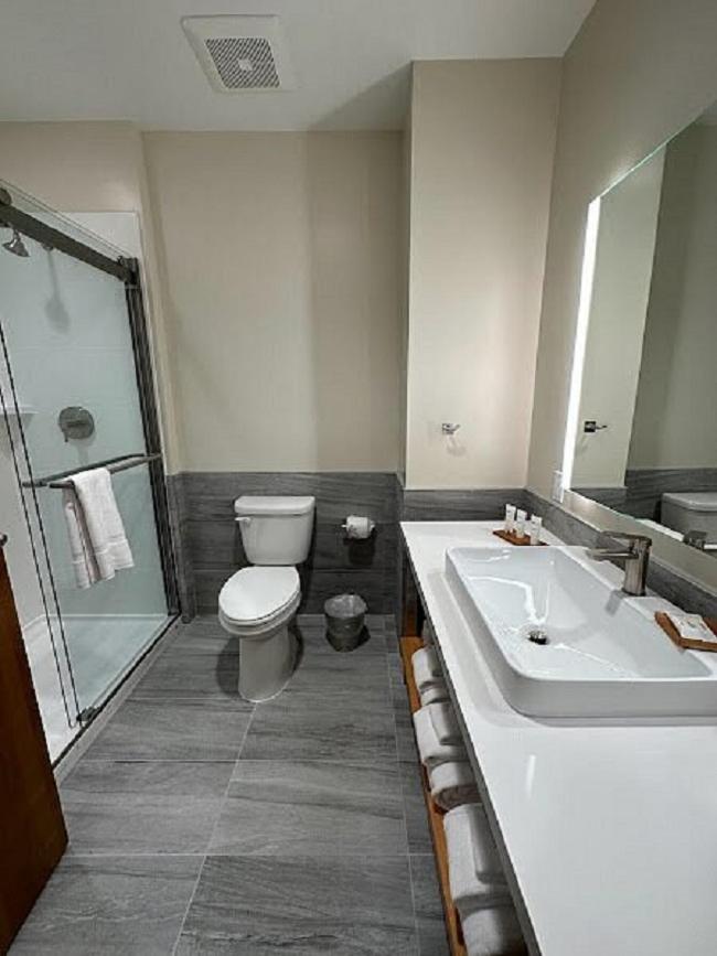 Queen Room with Two Queen Beds - Non-Smoking - Photo 7