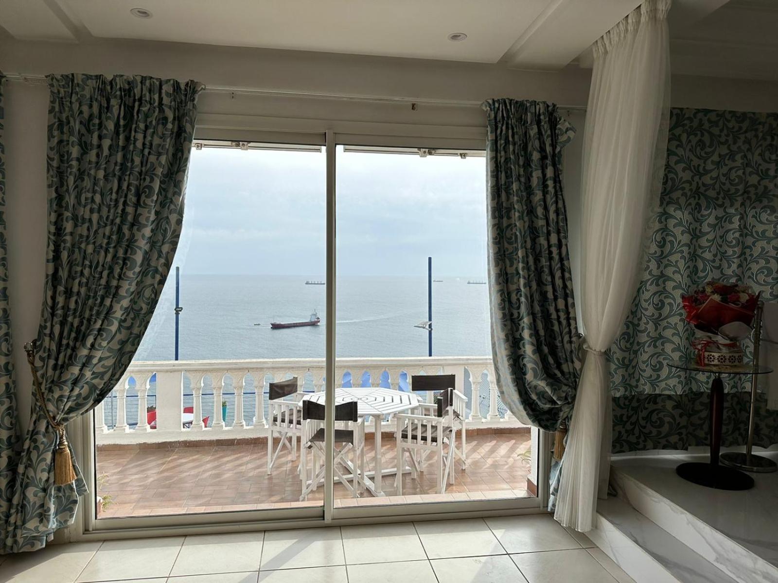 Deluxe Suite with Sea View - Photo 9