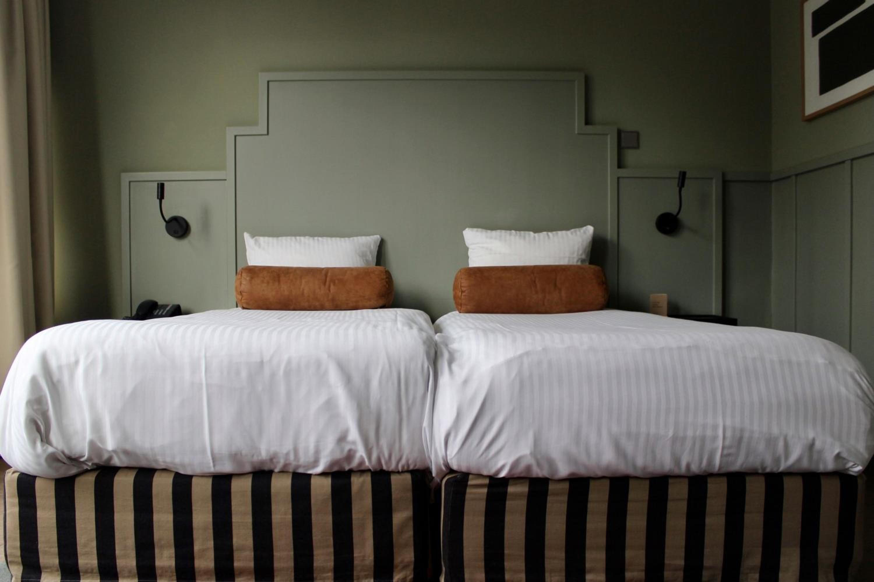 Deluxe Twin Room with Canal View photo 3