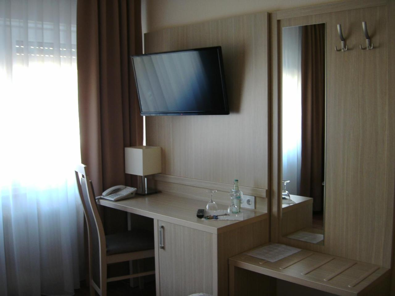 Single Room with Bathroom photo 2