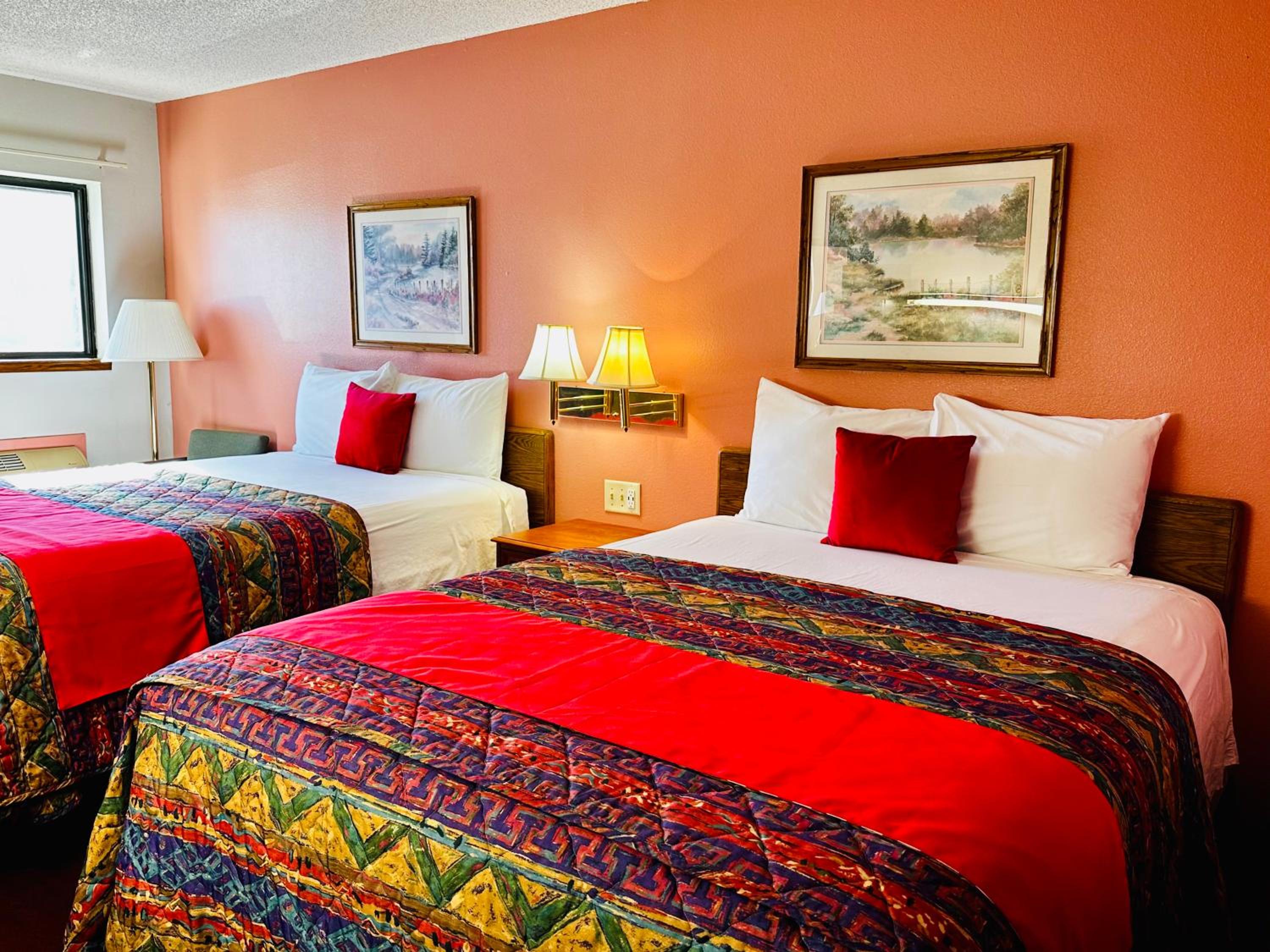 Queen Room with Two Queen Beds - Non-Smoking photo 2