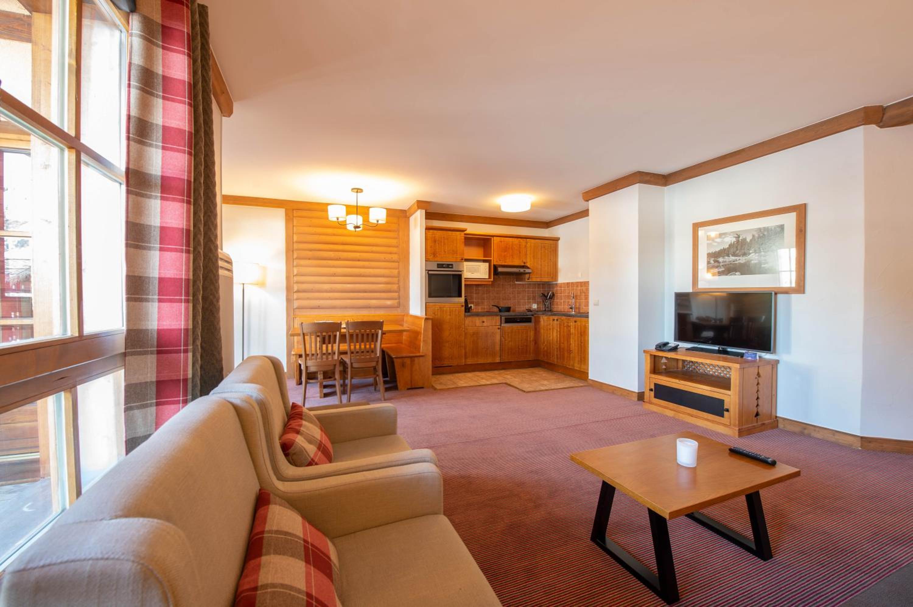 Two-Bedroom Apartment with Balcony - access to the outdoor pool (6 People)