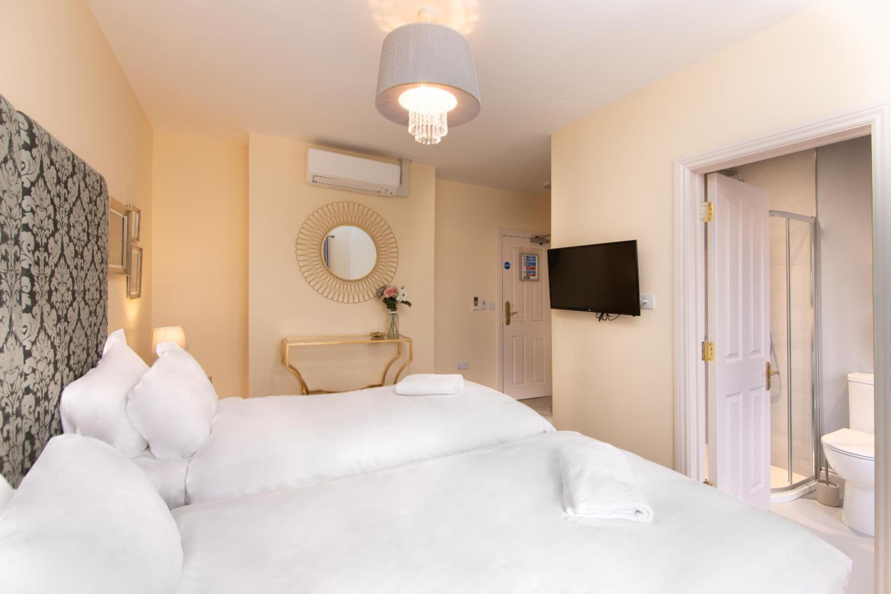 Twin Room with Shower - Photo 2