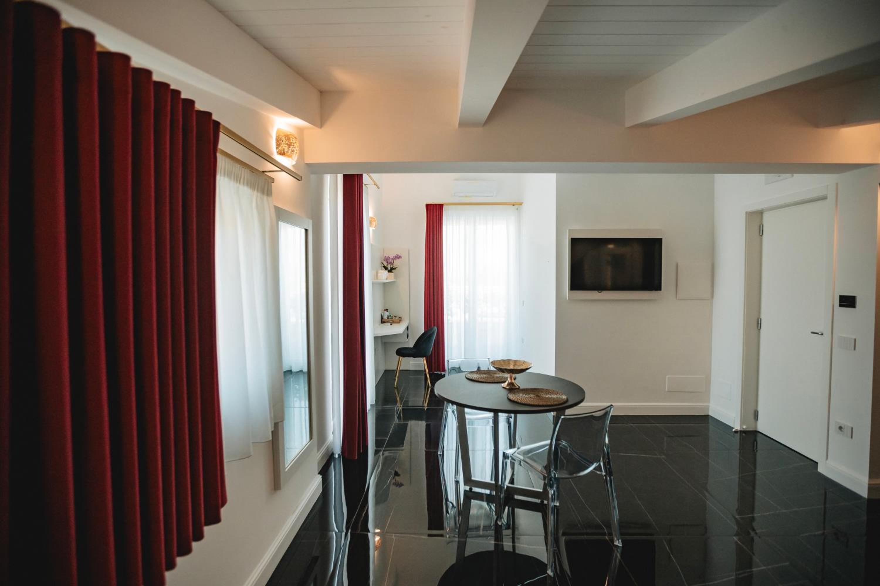 Deluxe Double Room with Balcony photo 2