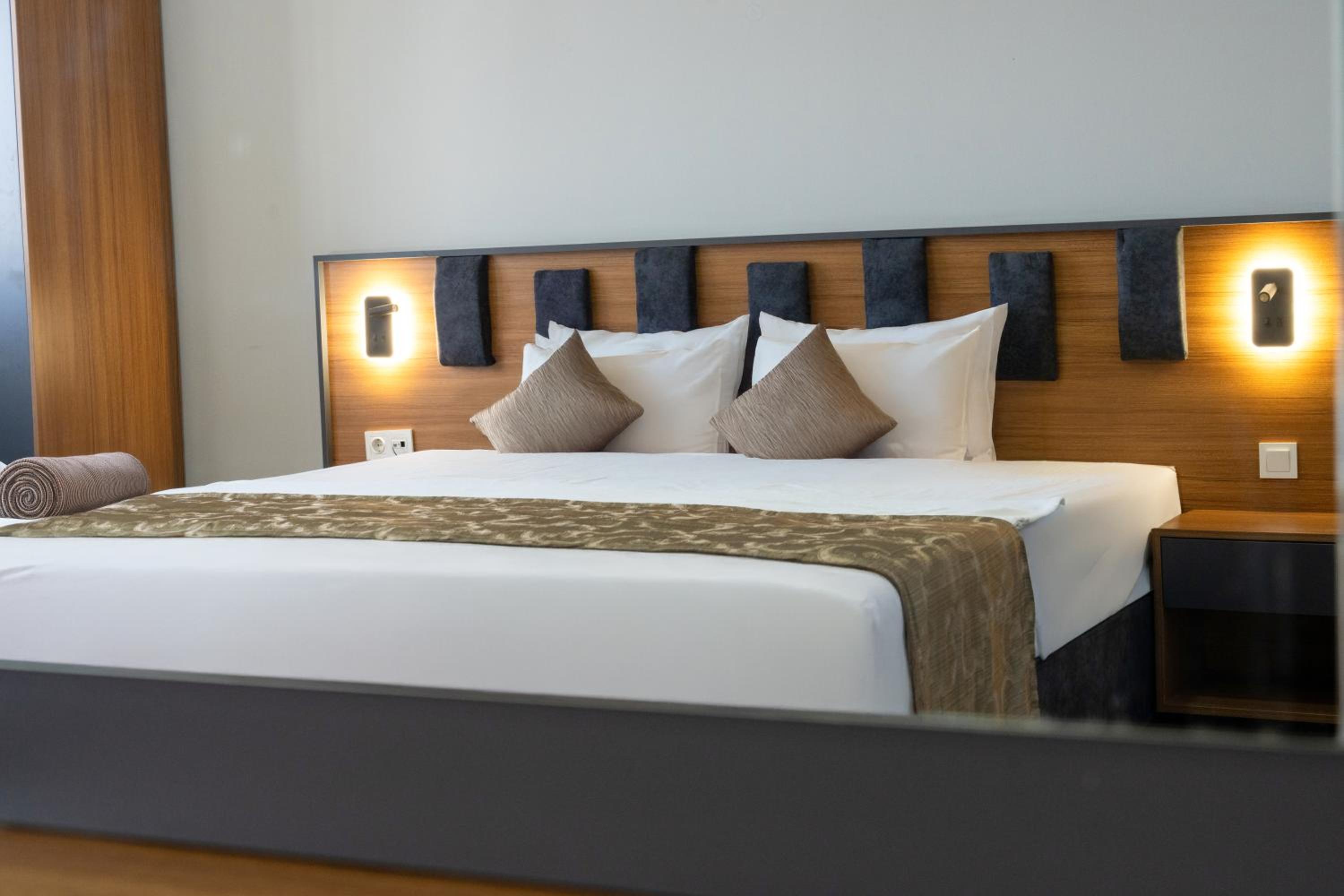 Suite with Spa Bath - Photo 6