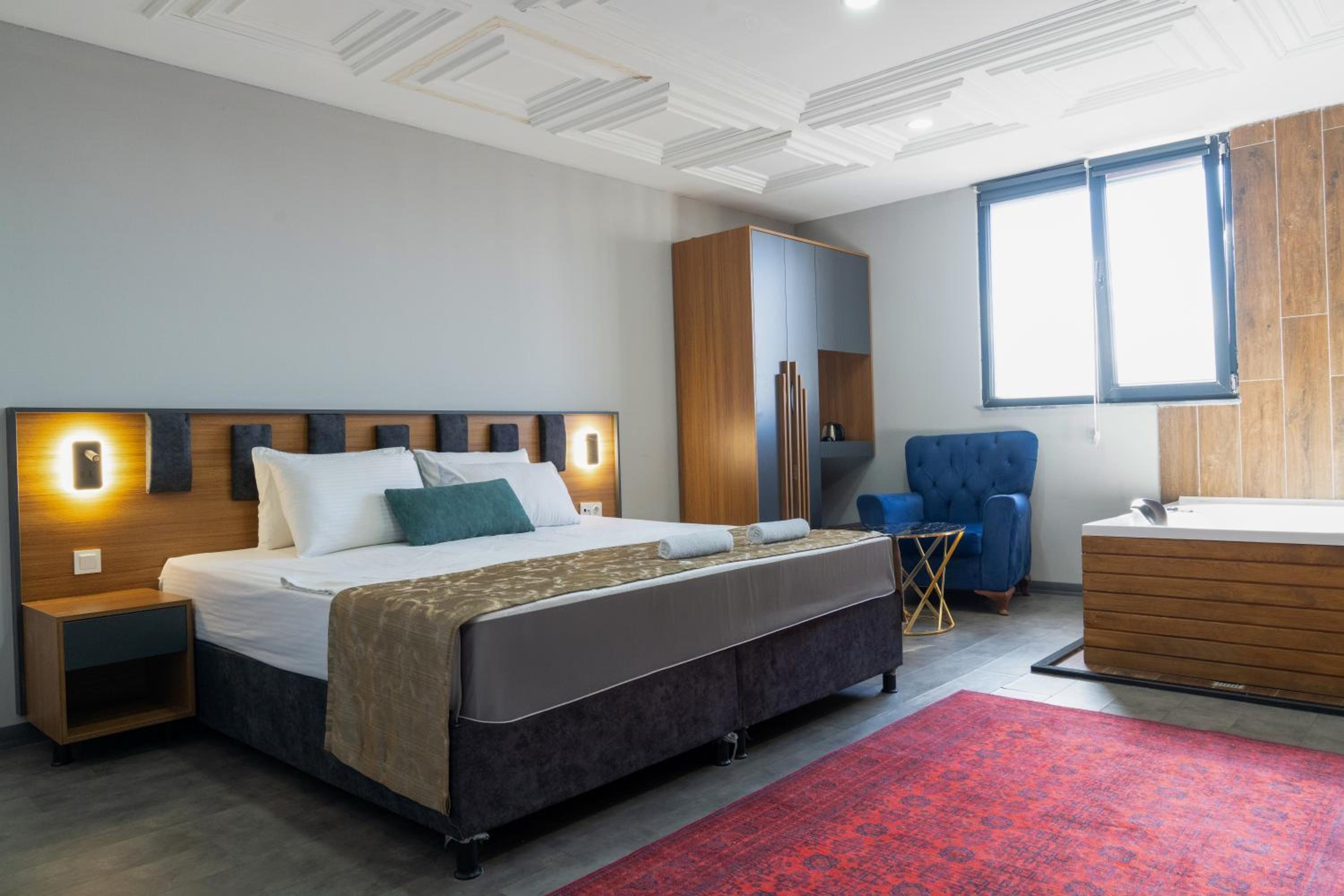 Suite with Spa Bath - Photo 4