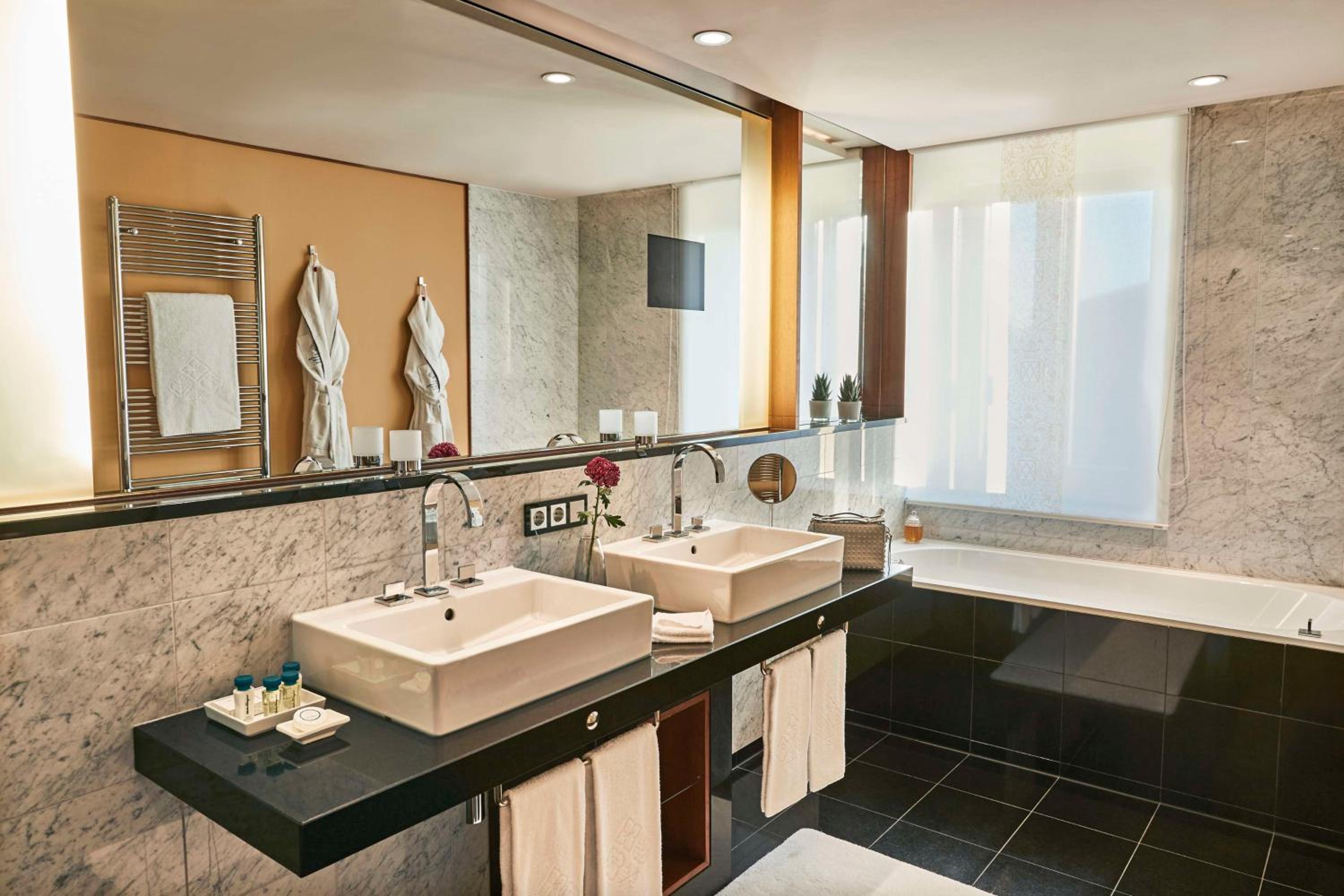 Deluxe Junior Suite thumbnail 5
