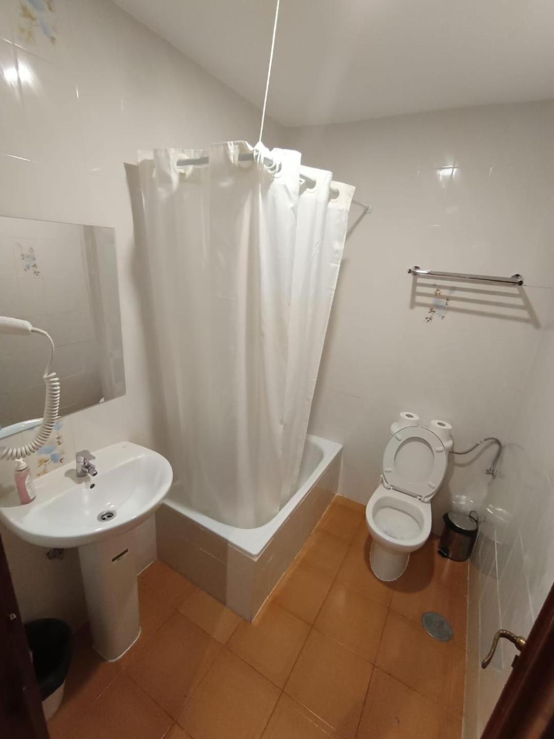 Budget Single Room with Shared Bathroom photo 2