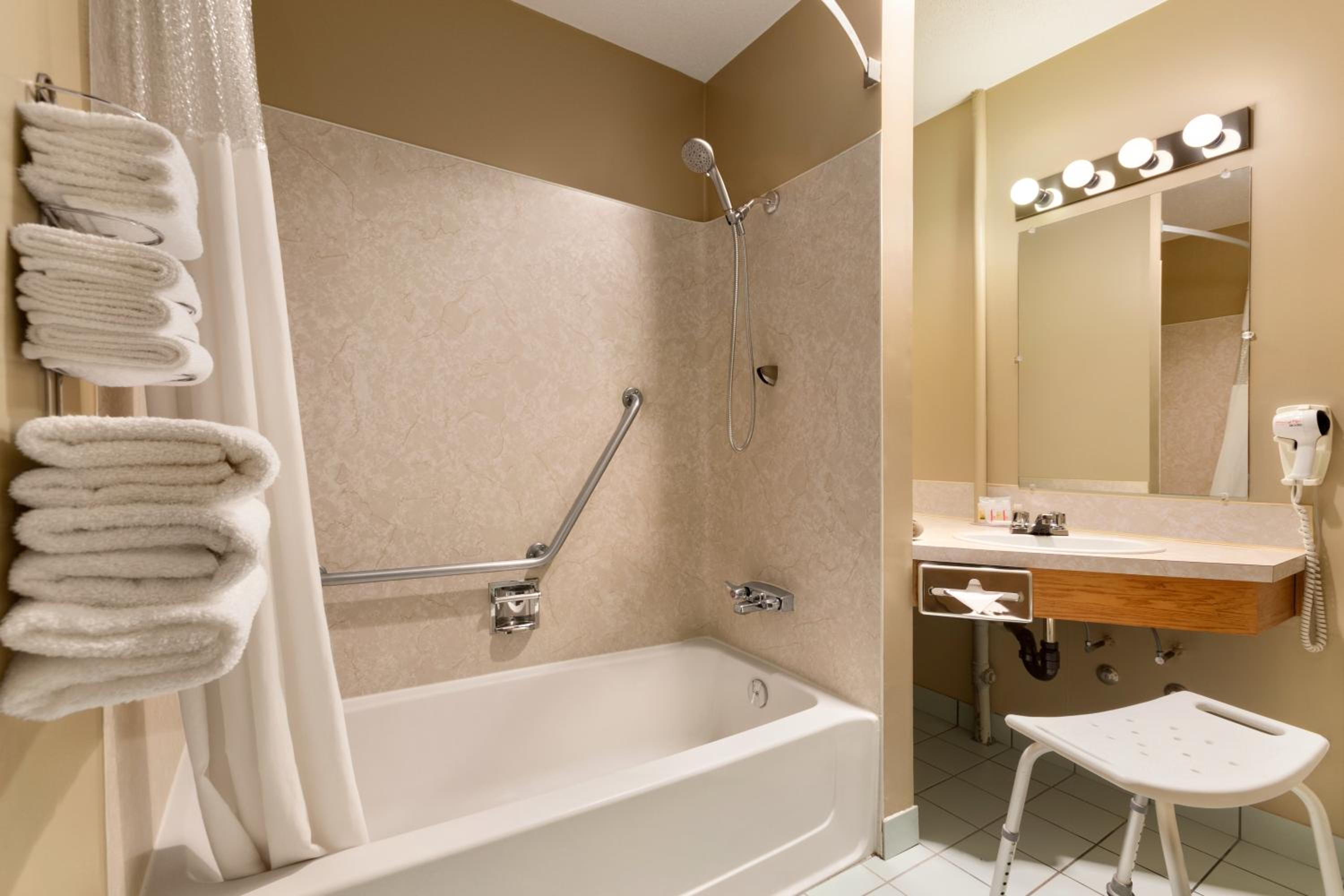 Queen Room - Mobility Access/Non-Smoking - Photo 5