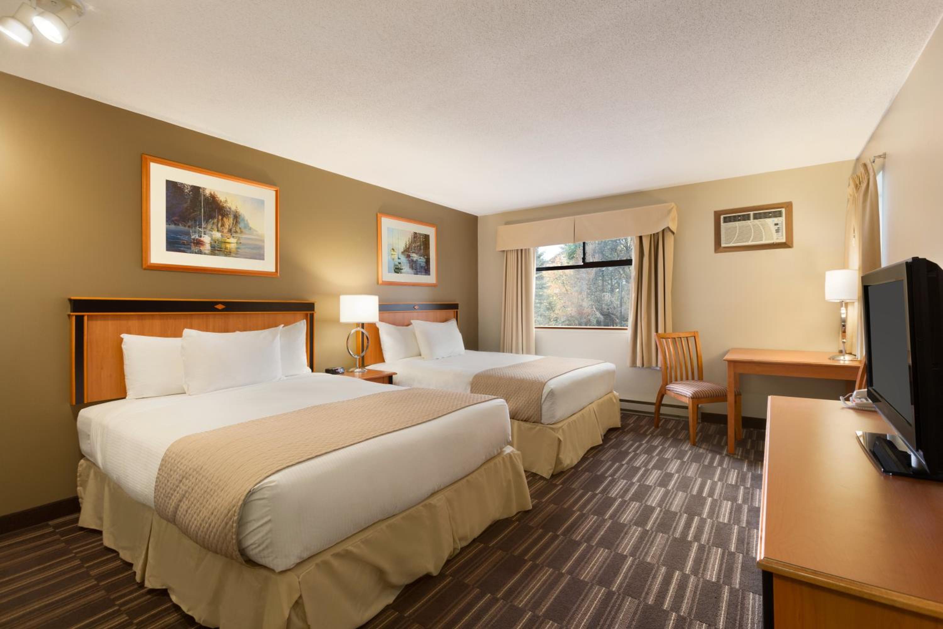 Deluxe Queen Room with Two Queen Beds (Lobby Level)  - Photo 6