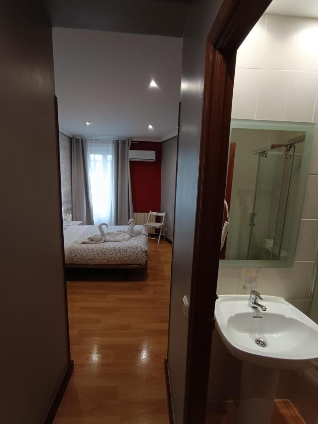 Double Room with Private Bathroom - Photo 26