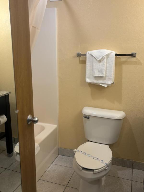 King Room - Non-Smoking - Photo 4