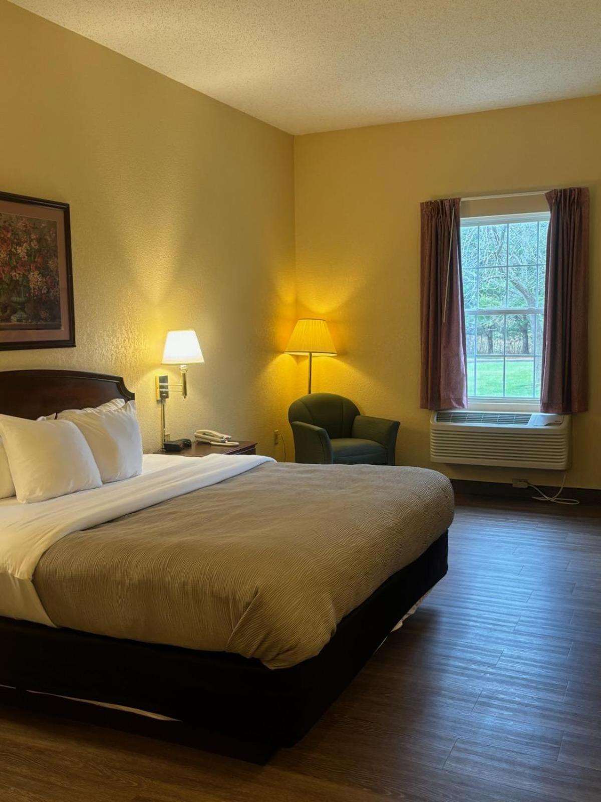 King Room - Non-Smoking - Photo 1