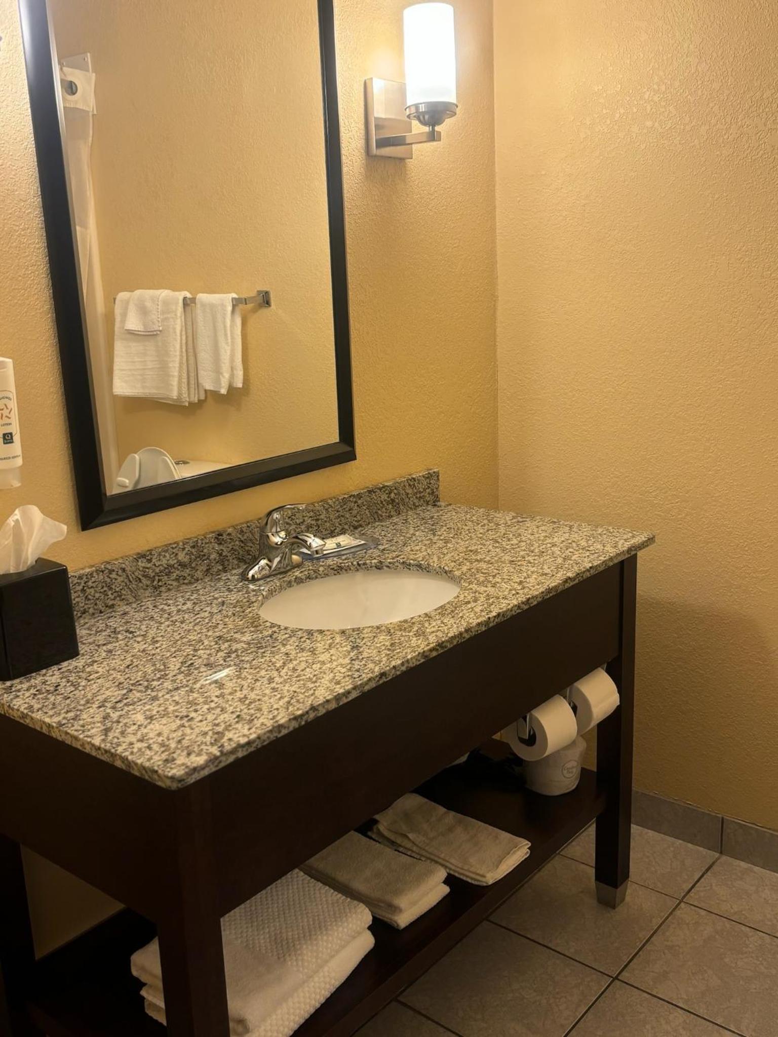 King Room - Non-Smoking - Photo 2
