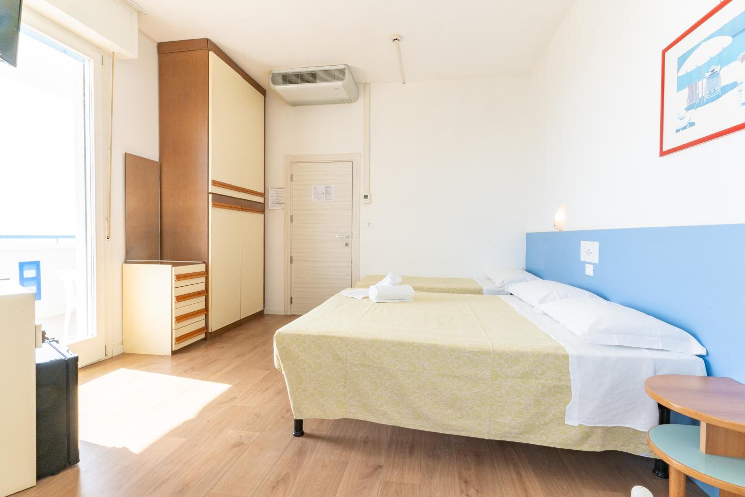 Deluxe Triple Room with Sea View - Photo 8