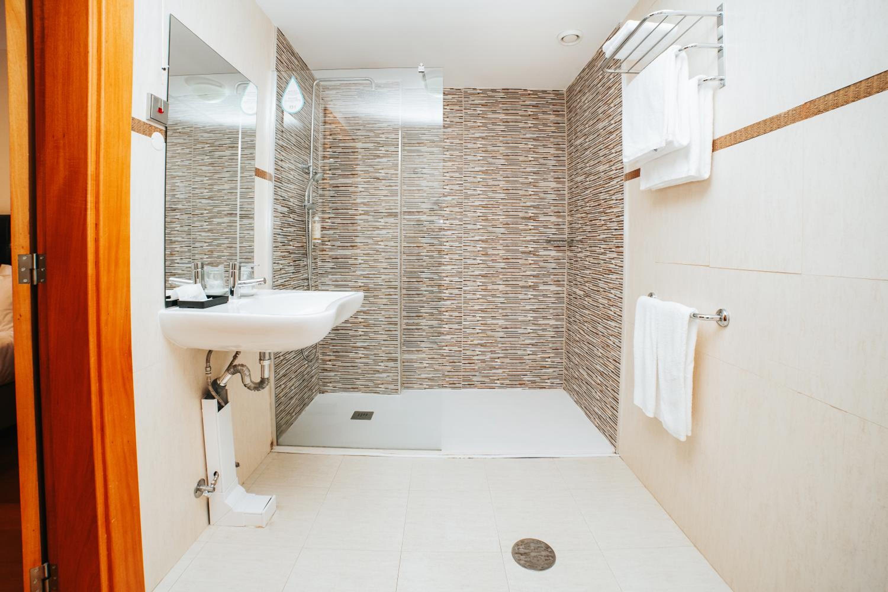 Twin Room - Disability Access photo 3