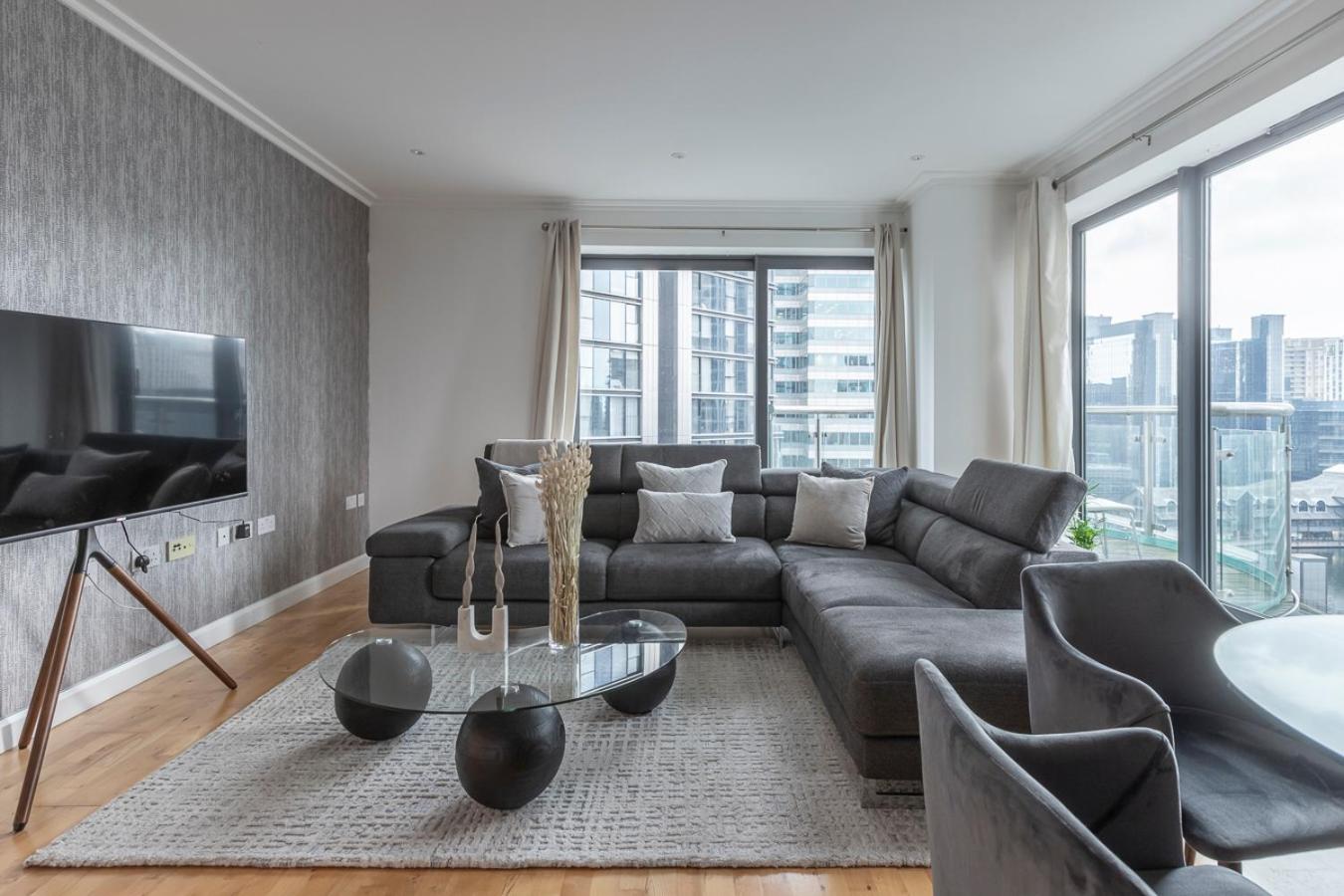 Large Modern Apartment photo 1