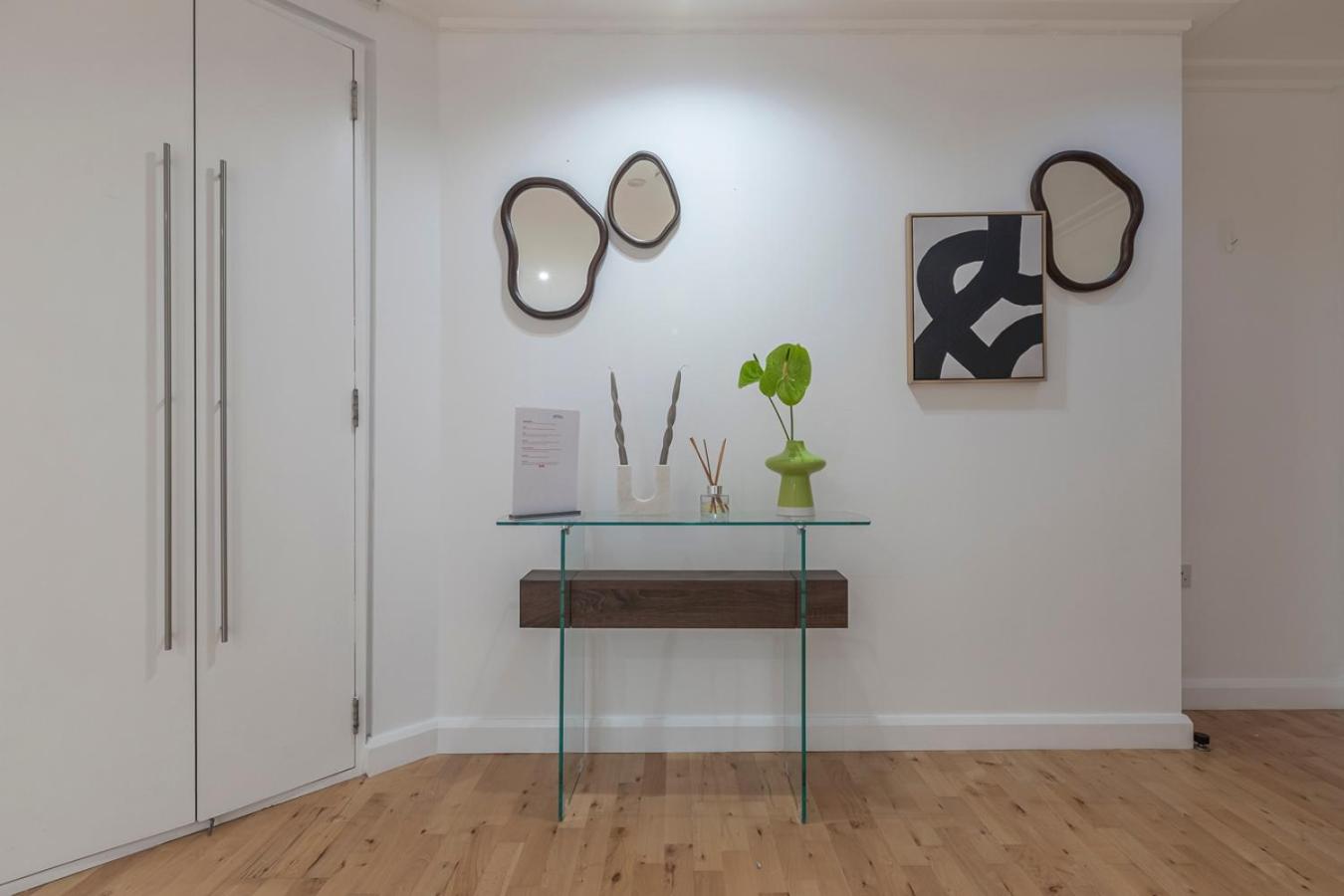 Large Modern Apartment photo 2